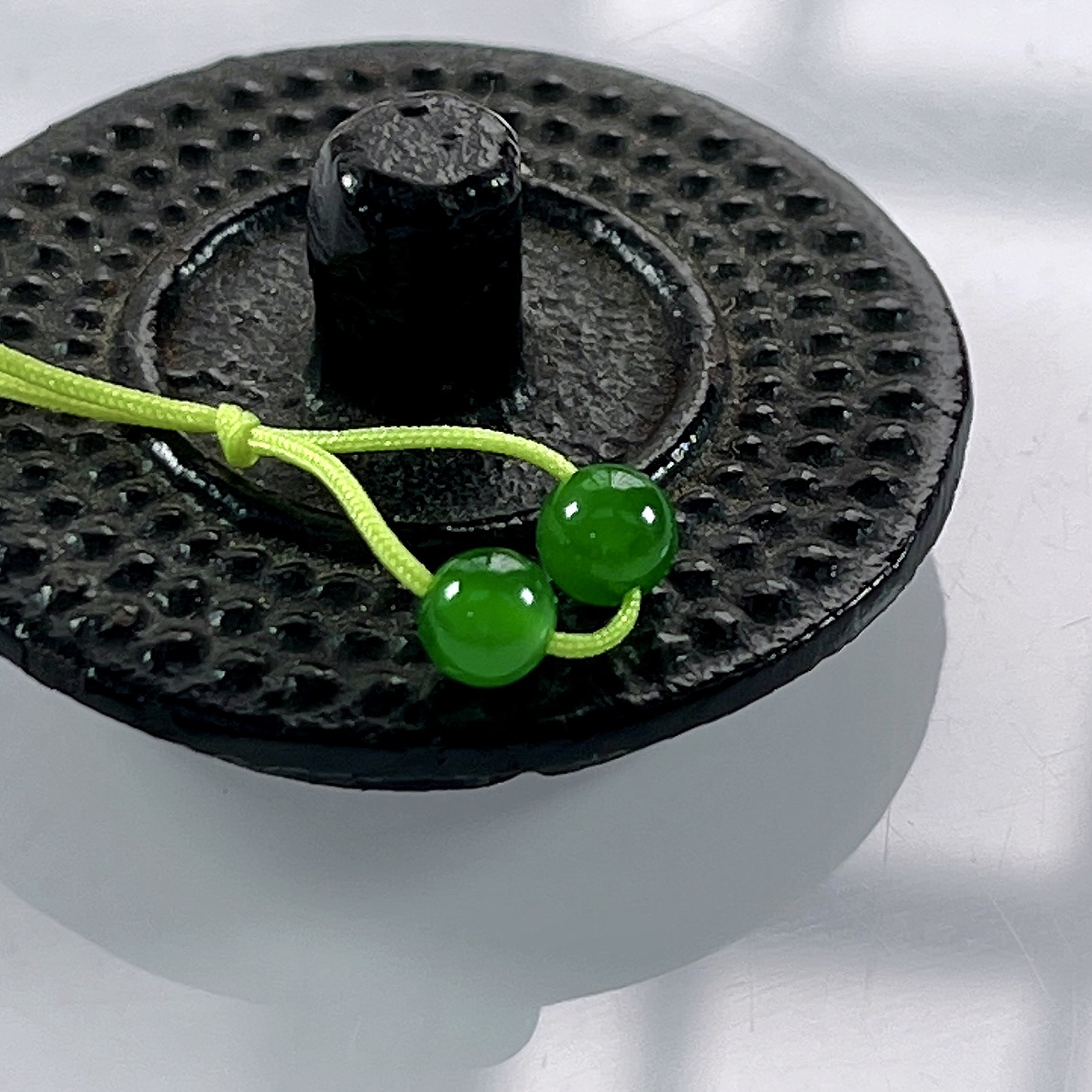 收藏级别，缅甸天然翡翠A货，卡4.6冰种满绿帝王绿圆珠单珠一对，尺寸：4.6mm/2颗，重量：0.34g（含线）