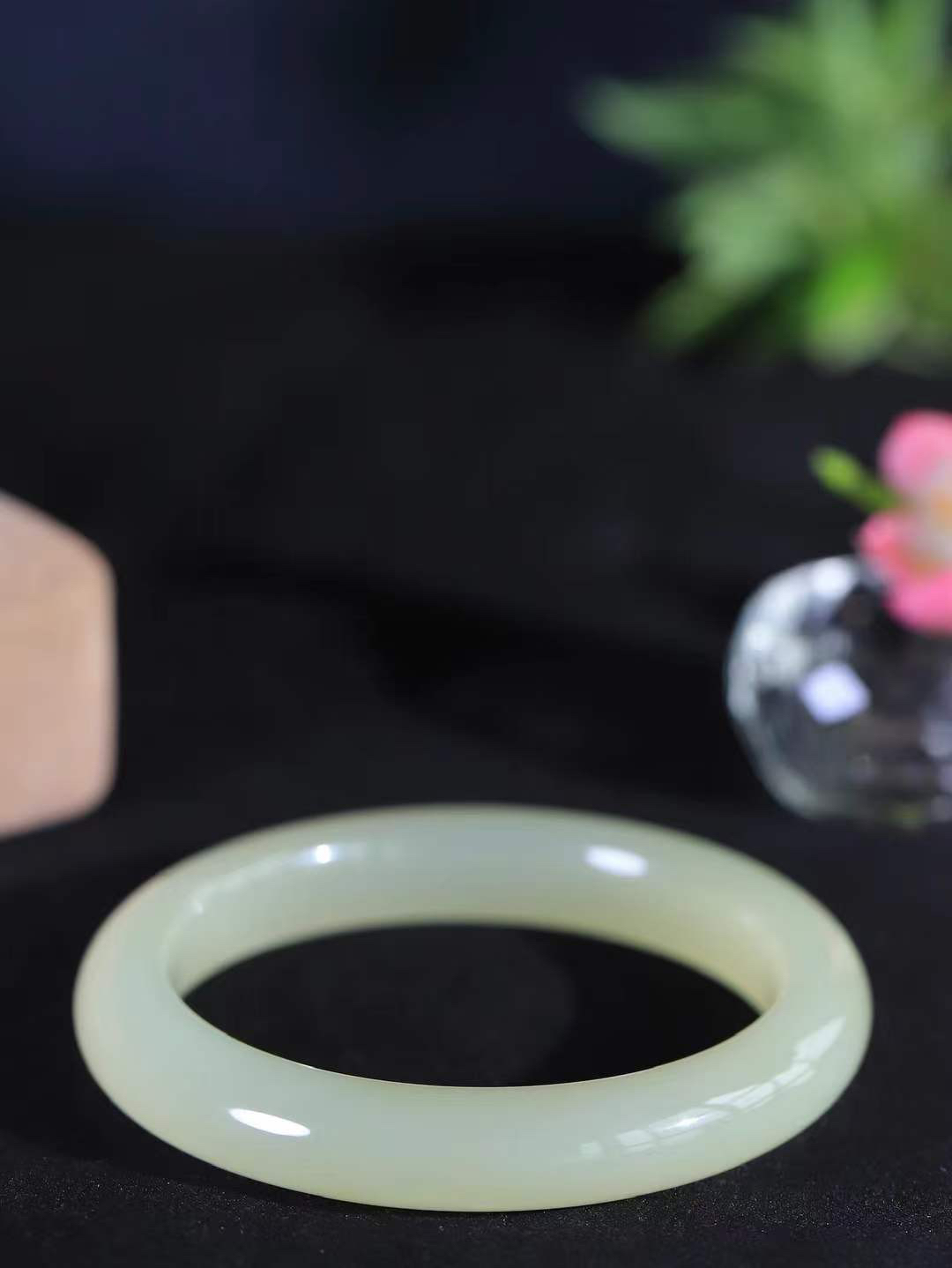 【晴水相伴.镯】

精品和田玉晴水手镯，以其淡雅的晴水色调，成为腕间的一抹亮色。玉质细腻，触感温润，