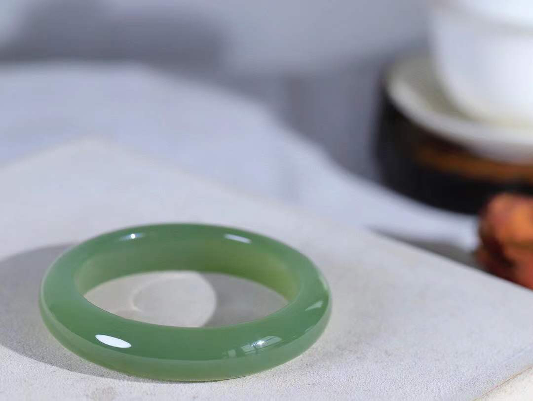 （一见倾心.手镯）

精品和田玉湖水绿手镯，玉质温润细腻 油性十足 手感舒适，高华雅逸，线条流畅，简