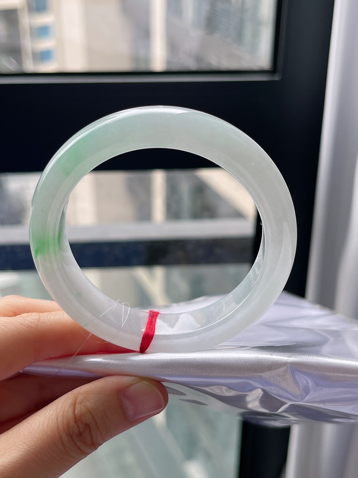 正圈54.9圈口，翡翠冰糯种飘绿手镯