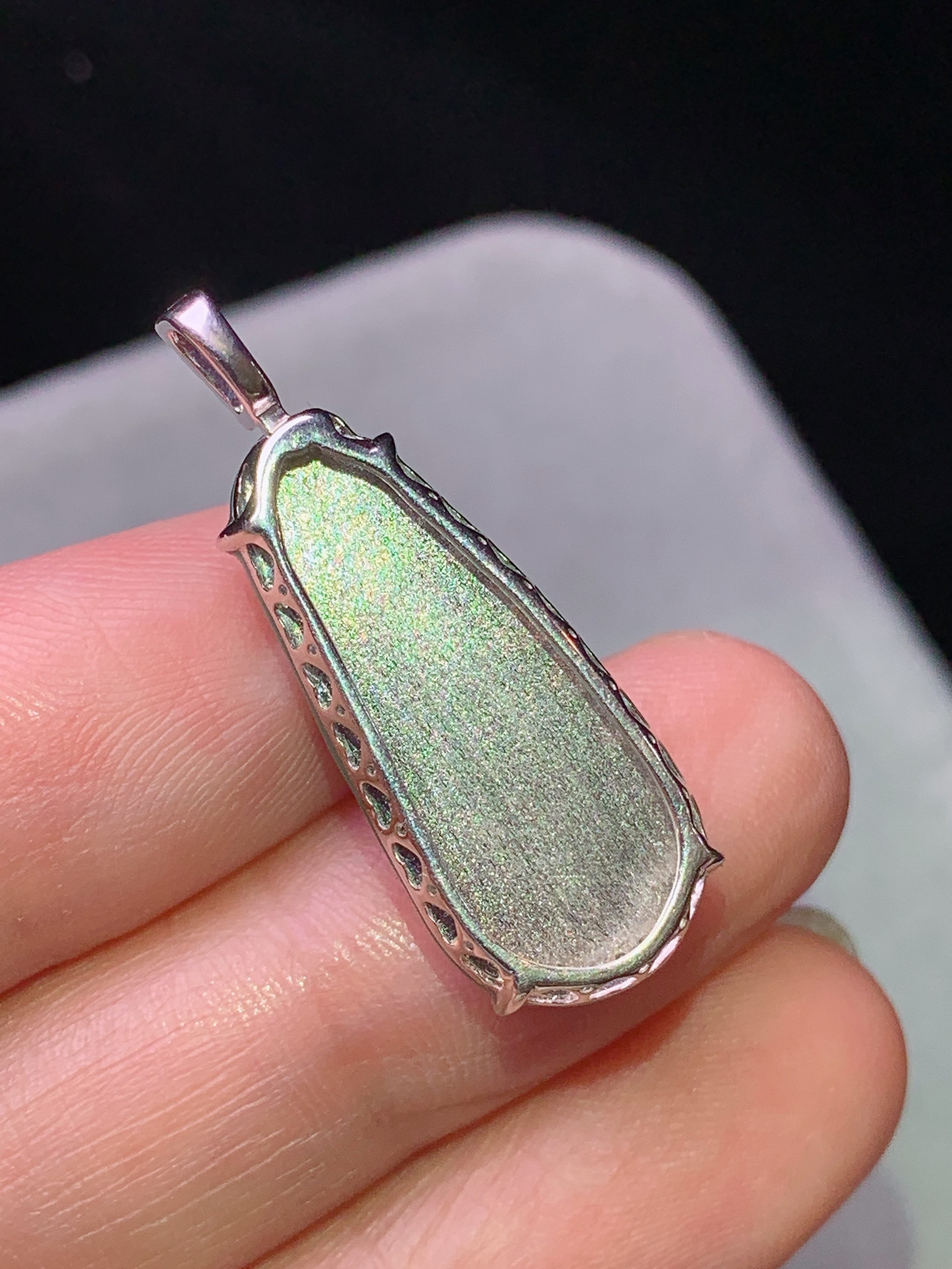 18k金钻镶嵌浅绿四季豆吊坠 玉质细腻 色泽艳丽清新 水润亮眼 整体尺寸29.8*11*7.6b1