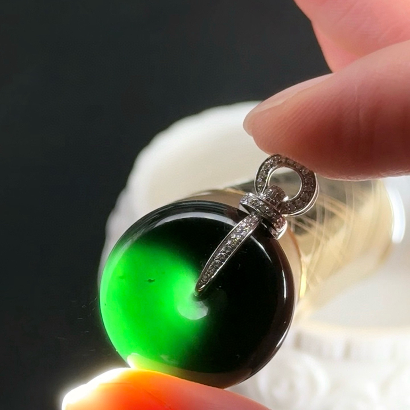 精品18k墨翠平安扣吊坠 种好色正 黑度极好 打灯通透 油性十足 尺寸30.2