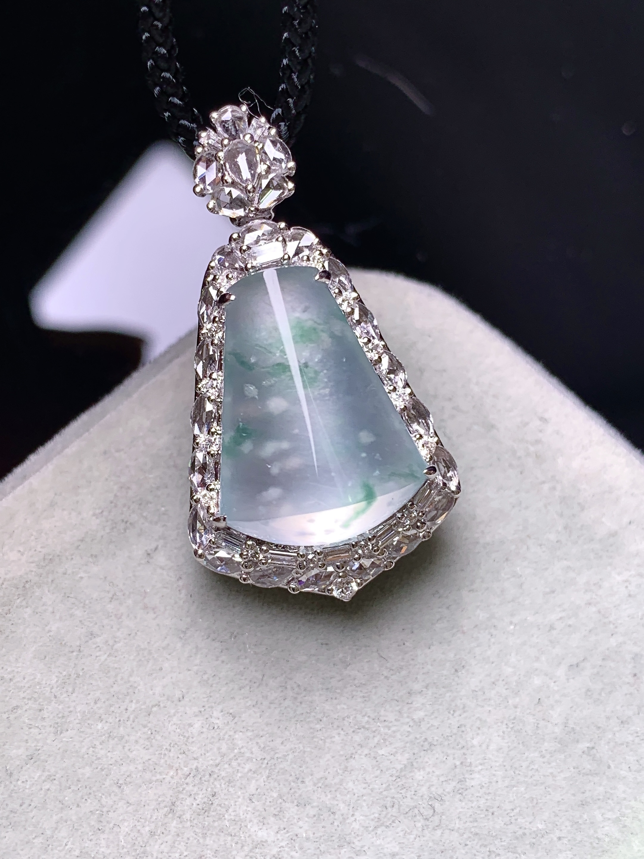 18k金钻镶嵌冰种飘花玉柱吊坠 玉质细腻 色泽艳丽清新 水润亮眼 整体尺寸29.5*16*12b12