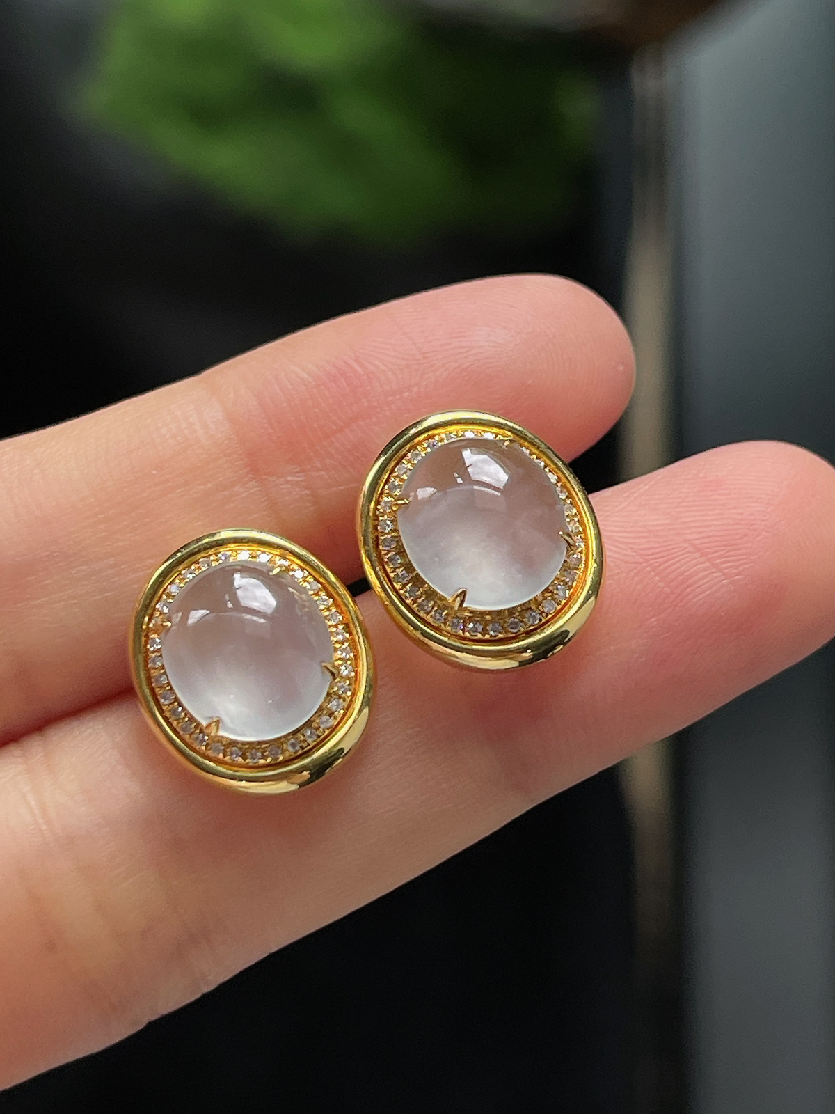 翡翠白冰耳钉，伴钻石