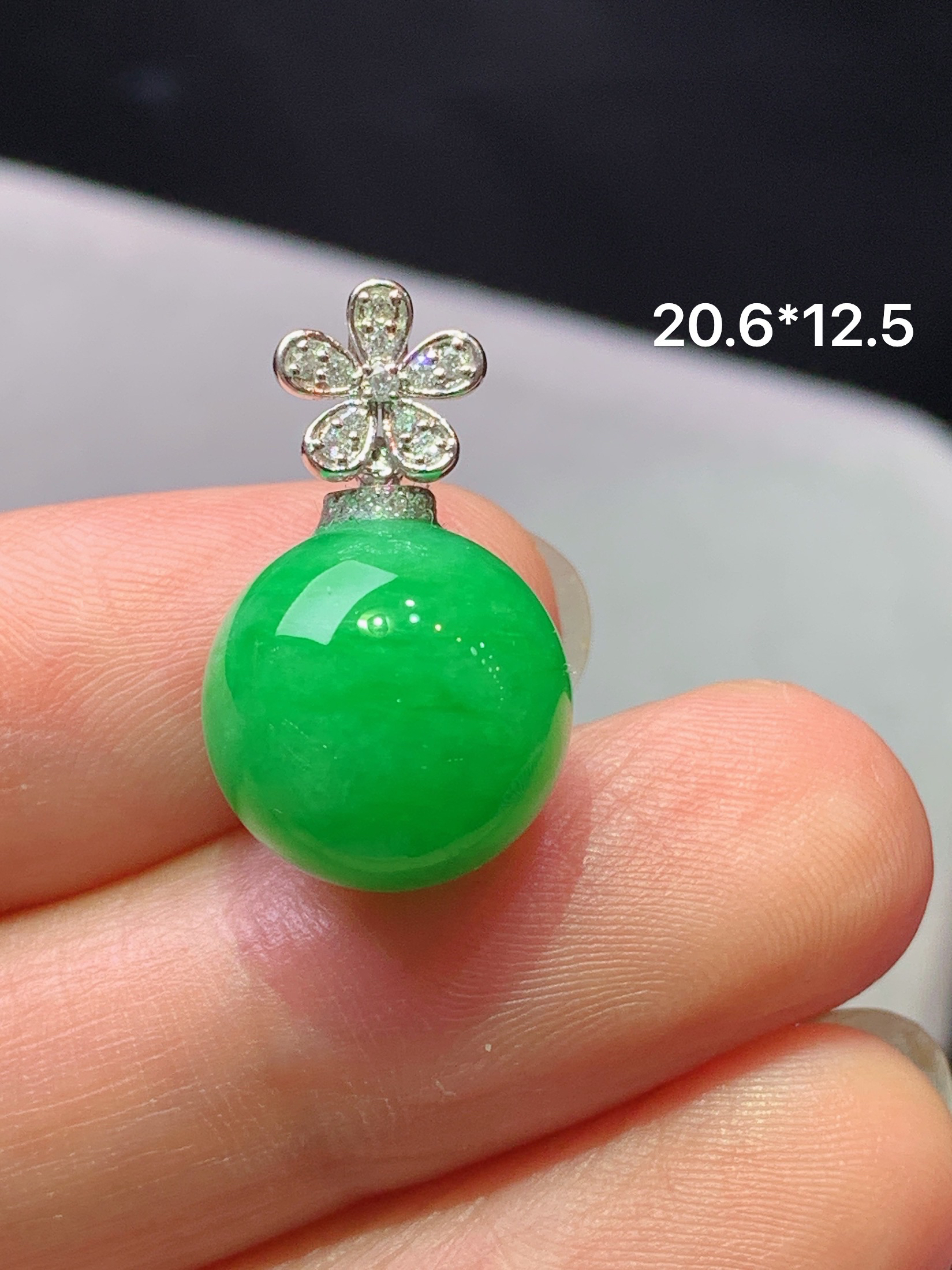 18k金钻镶嵌阳绿圆珠吊坠 玉质细腻 色泽艳丽清新 水润亮眼 整体尺寸20.6*12.5b5