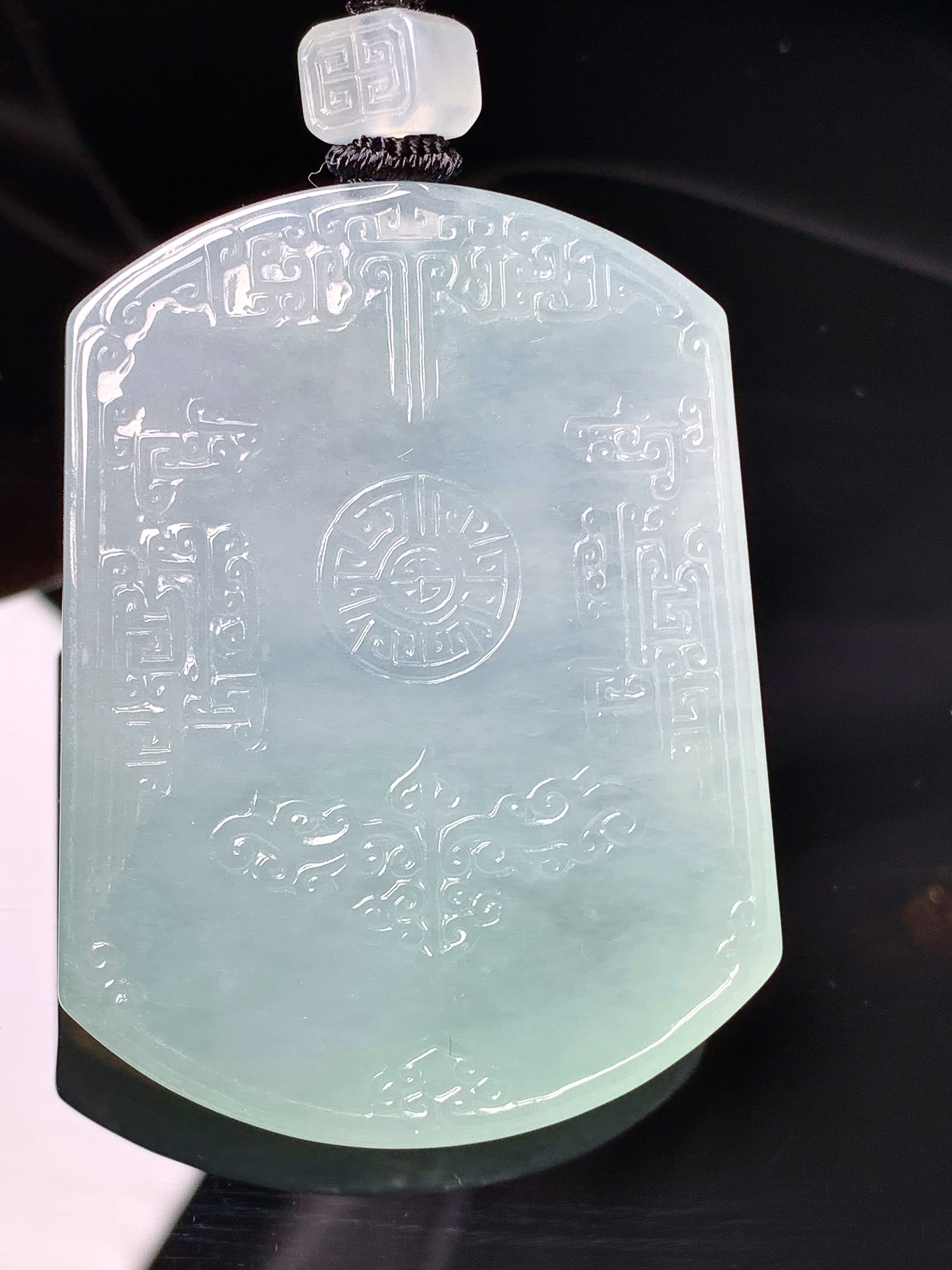 冰种飘绿雕花牌吊坠 玉质细腻 色泽艳丽清新 水润亮眼 整体尺寸50.8*38*5.8L1