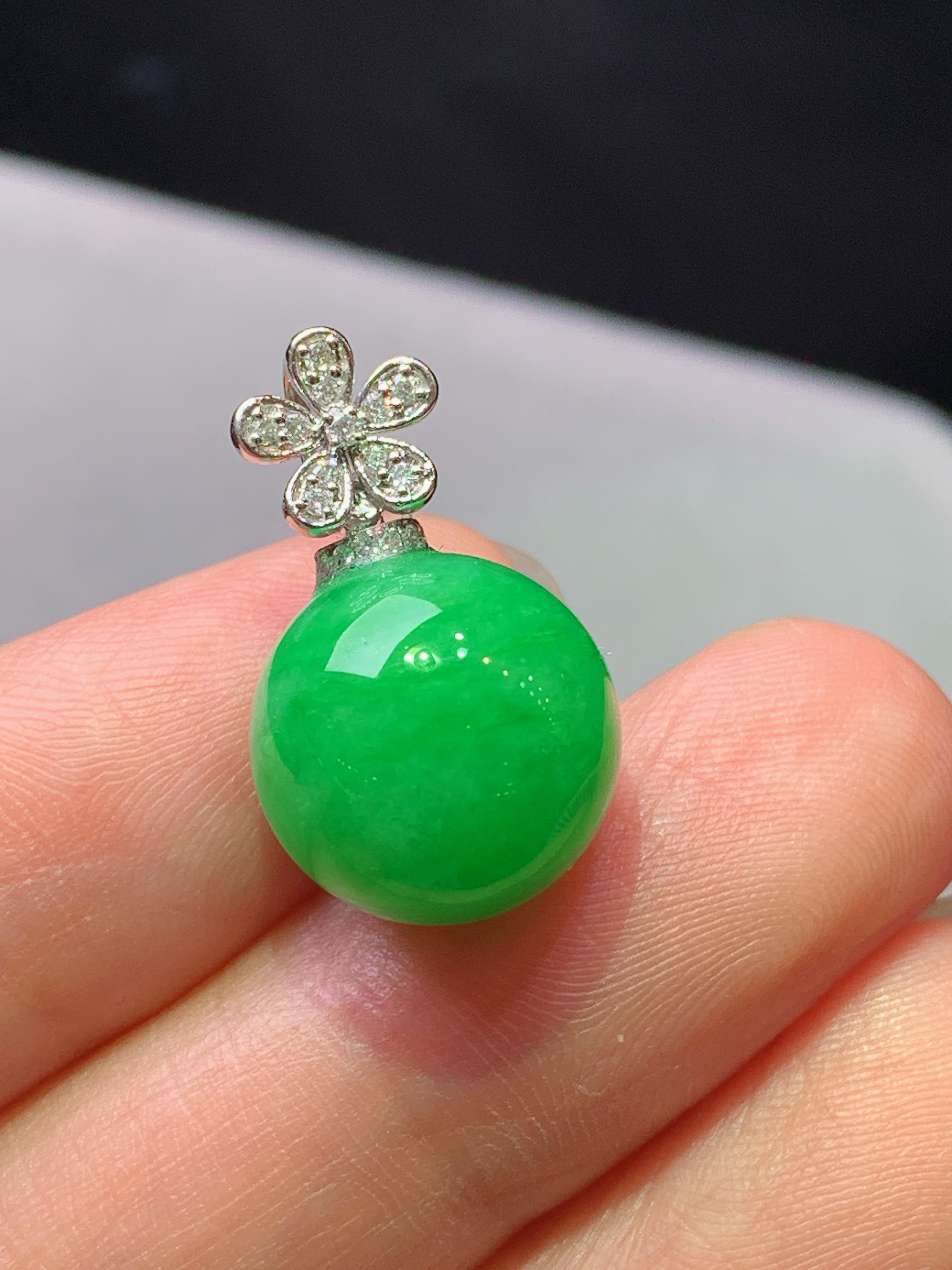 18k金钻镶嵌阳绿圆珠吊坠 玉质细腻 色泽艳丽清新 水润亮眼 整体尺寸20.6*12.5b5
