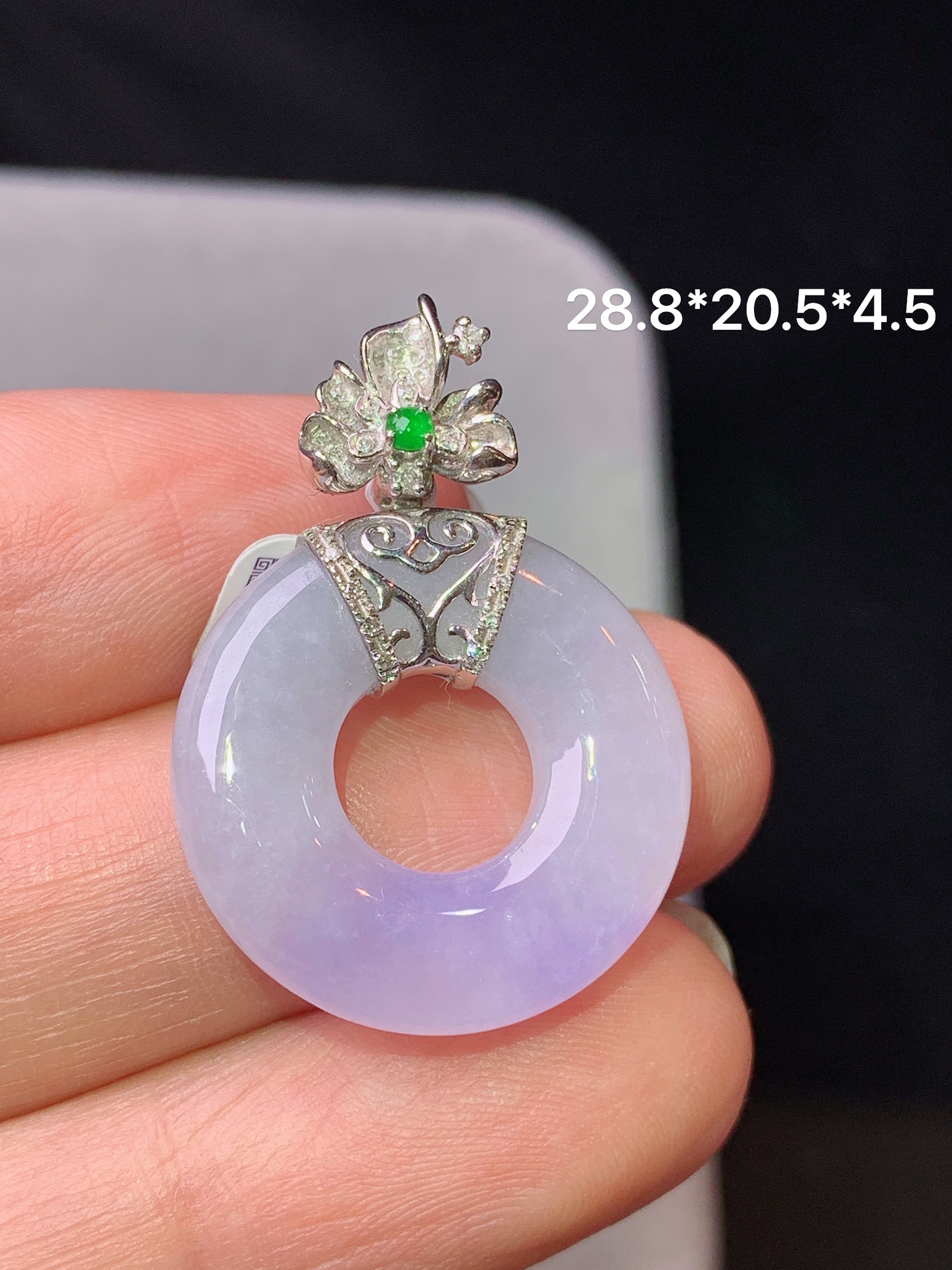 18k金钻镶嵌飘紫罗兰平安环吊坠 玉质细腻 色泽艳丽清新 水润亮眼 整体尺寸28.8*20.5*4.5b1