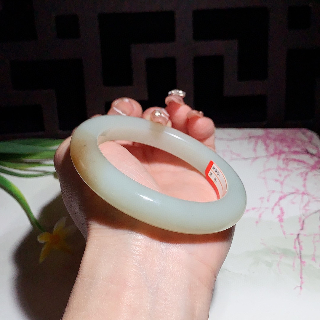 和田玉58.5圈且末糖手镯！玉质细腻油润 底色纯净 无裂无棉 脂粉好，品质高。