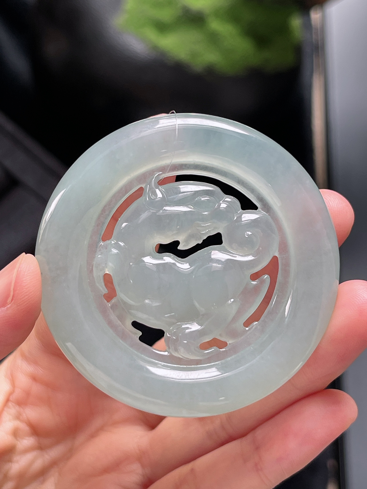 翡翠冰糯种淡绿色祥瑞吊坠