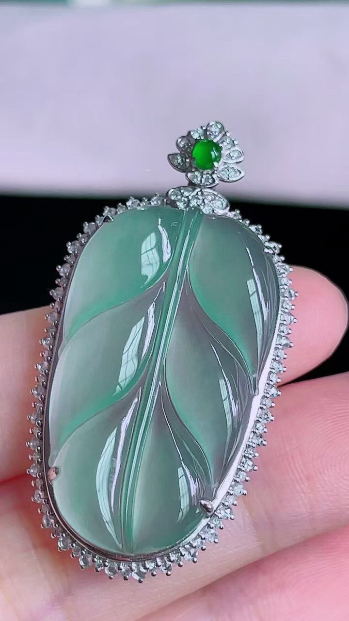 【翡翠名称】18K金豪华镶钻高冰晴叶子吊坠
【翡翠尺寸】含金43.7/22.8/8.4mm
【翡翠描