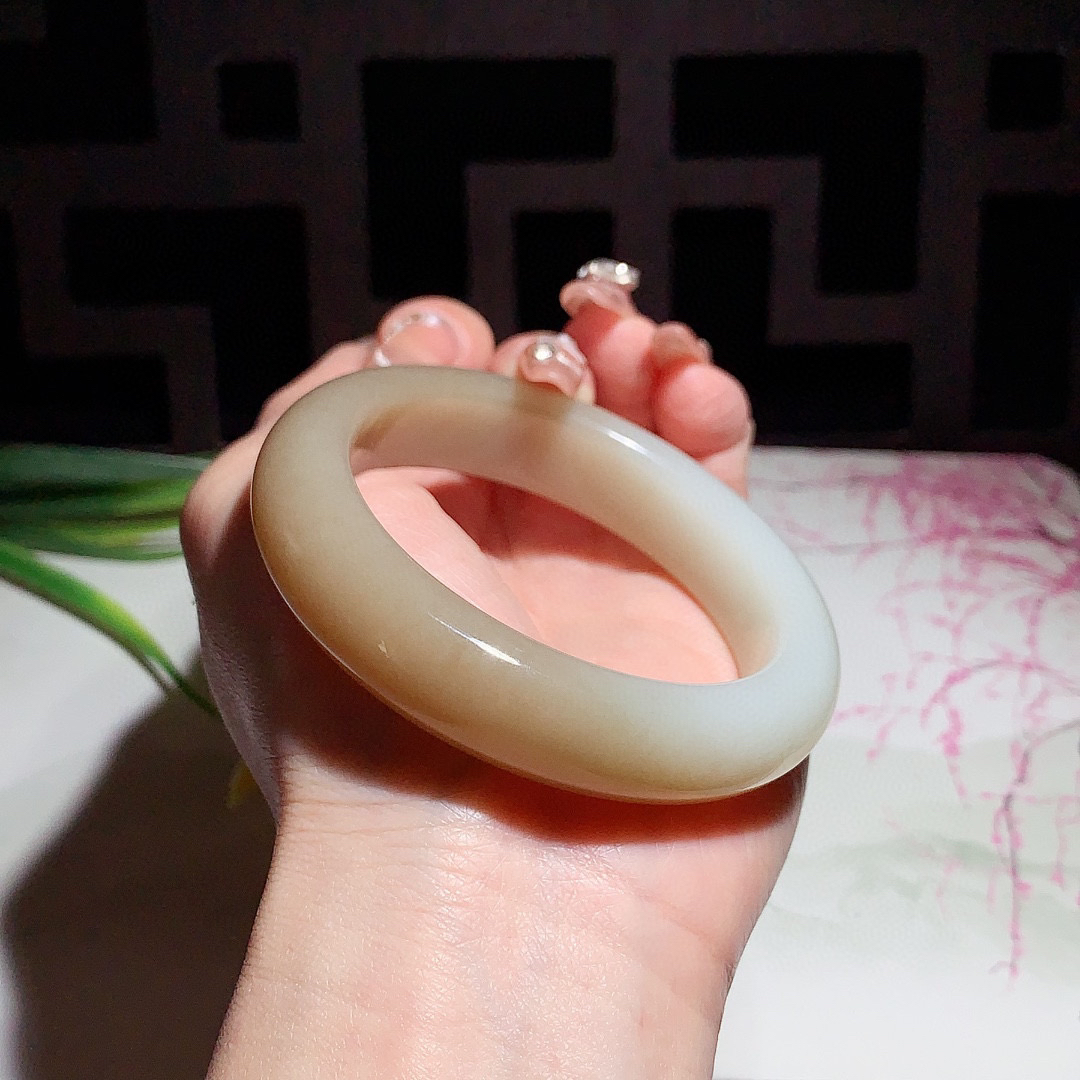 和田玉55.5圈且末糖手镯！玉质细腻油润 底色纯净 无裂无杂 脂粉好，品质高。