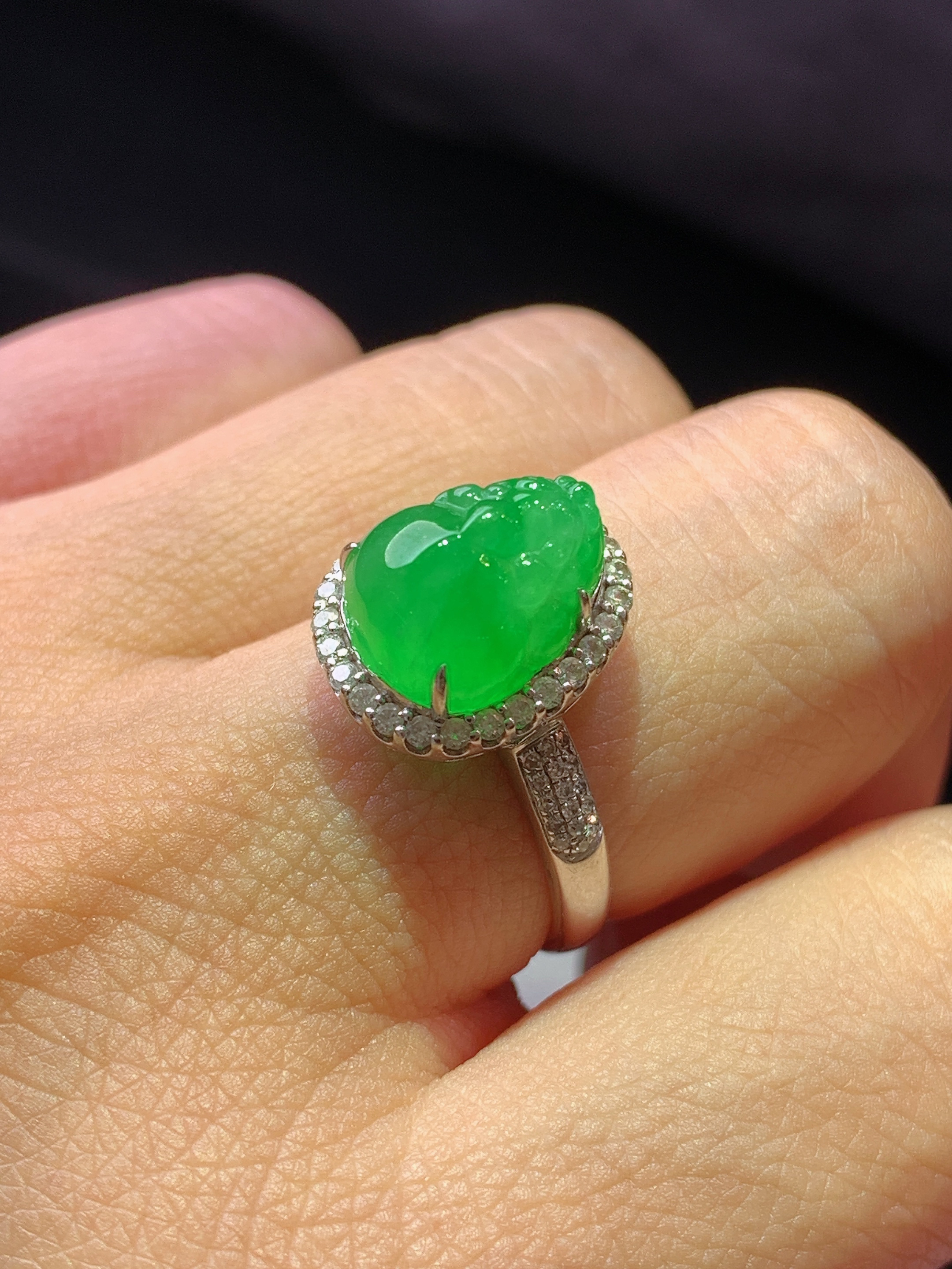 18k金钻镶嵌满绿貔貅戒指 玉质细腻 色泽艳丽清新 水润亮眼 圈口14 整体尺寸13.8*11.2*10.2b5