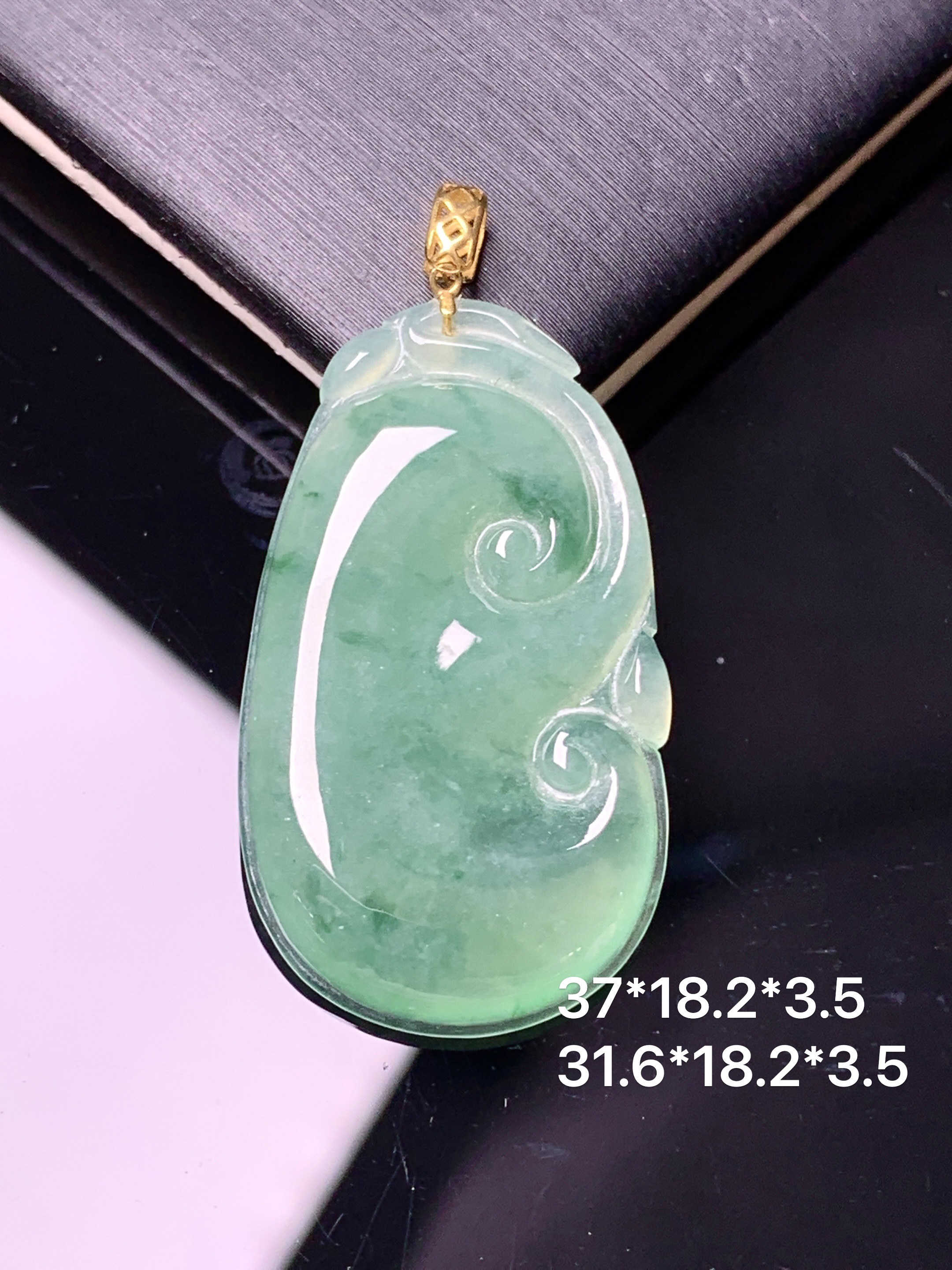 18k金镶嵌飘绿如意吊坠 玉质细腻 色泽艳丽清新 水润亮眼 整体尺寸37*18.2*3.5c1