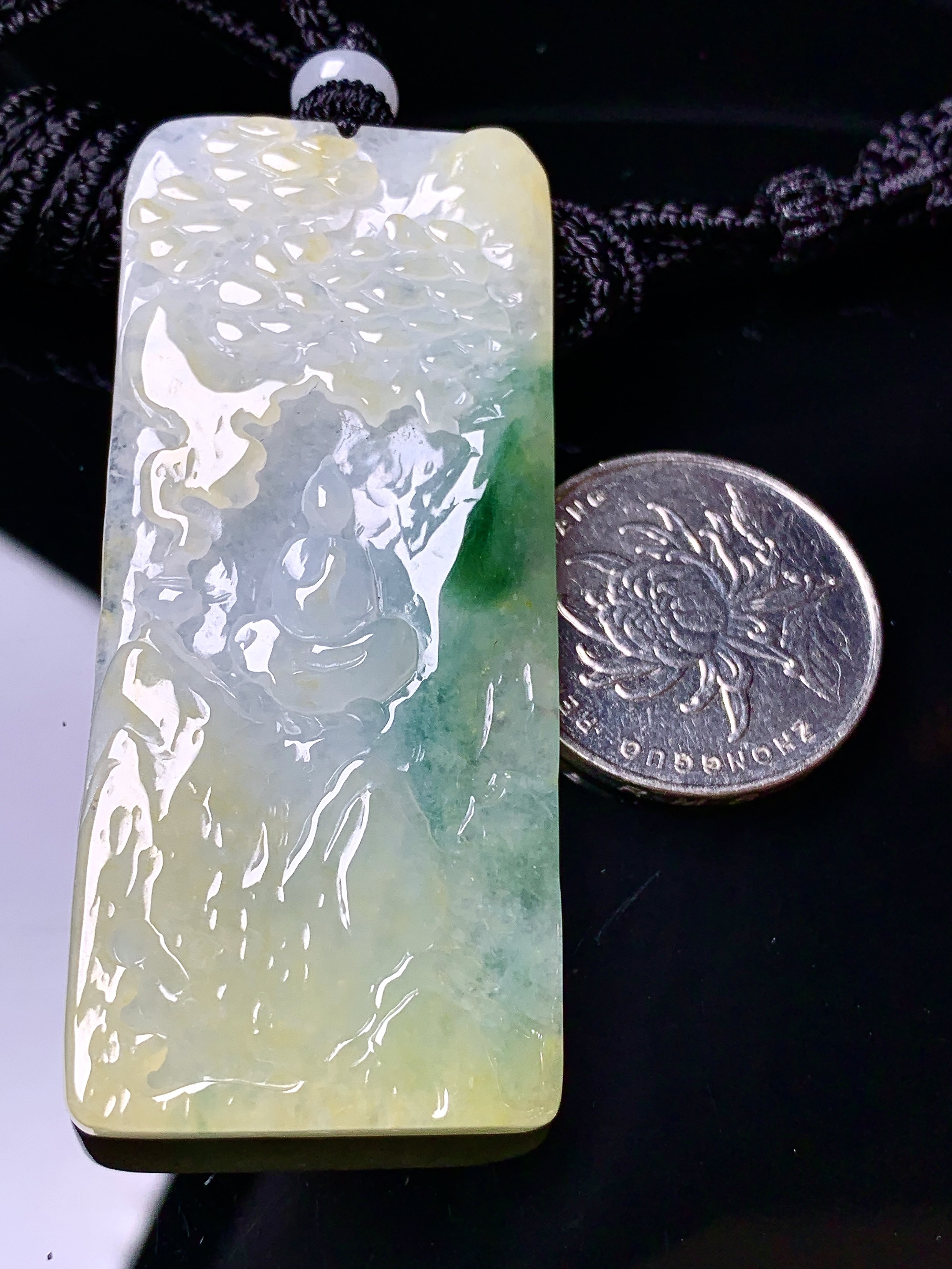飘黄绿翡山水牌子吊坠 玉质细腻 色泽艳丽清新 水润亮眼 整体尺寸63.2*27.5*5.2w1