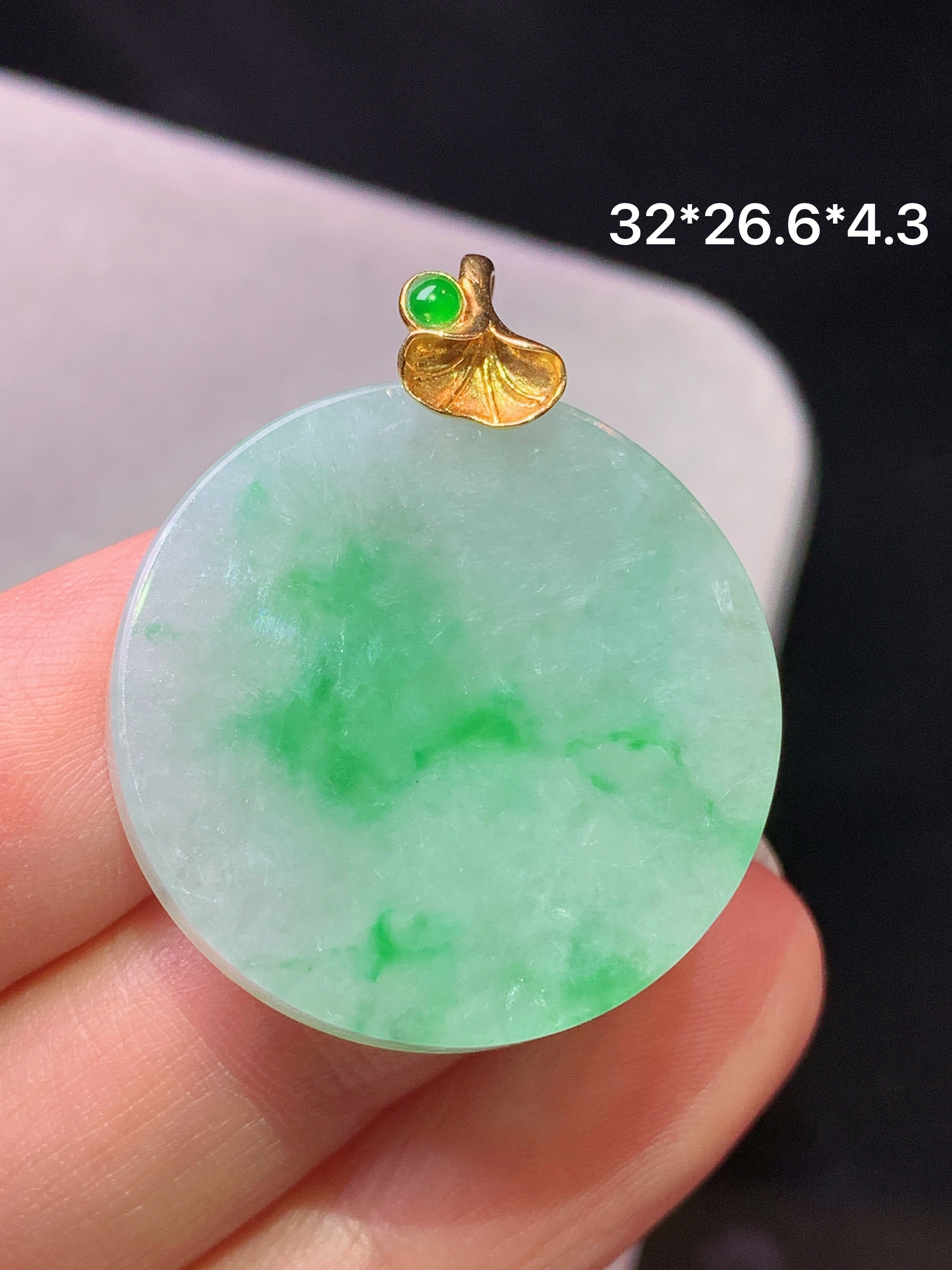 18k金镶嵌飘阳绿圆牌吊坠 玉质细腻 色泽艳丽清新 水润亮眼 整体尺寸32*26.6*4.3b1