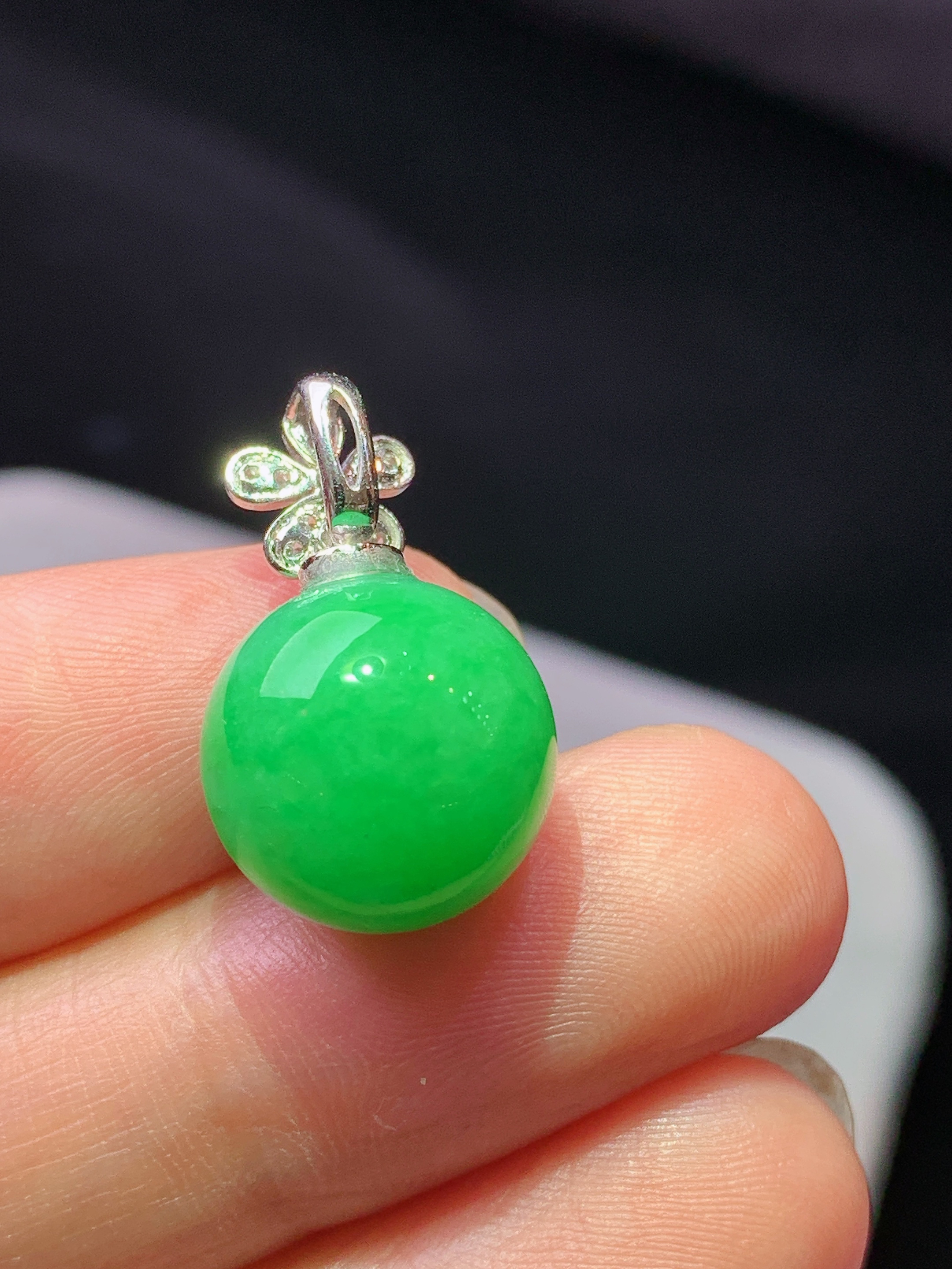 18k金钻镶嵌阳绿圆珠吊坠 玉质细腻 色泽艳丽清新 水润亮眼 整体尺寸20.6*12.5b5