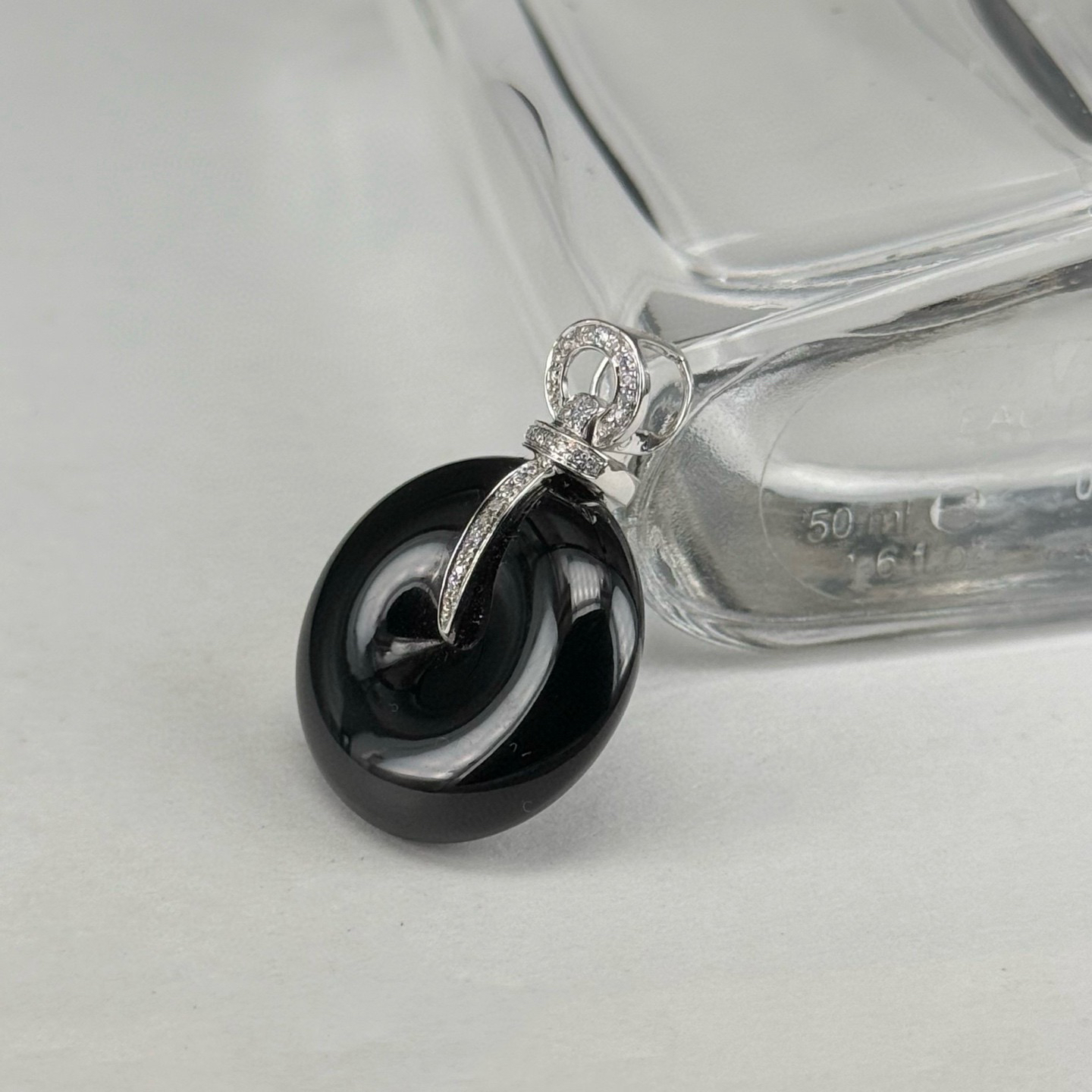 精品18k墨翠平安扣吊坠 种好色正 黑度极好 打灯通透 油性十足 尺寸30.2