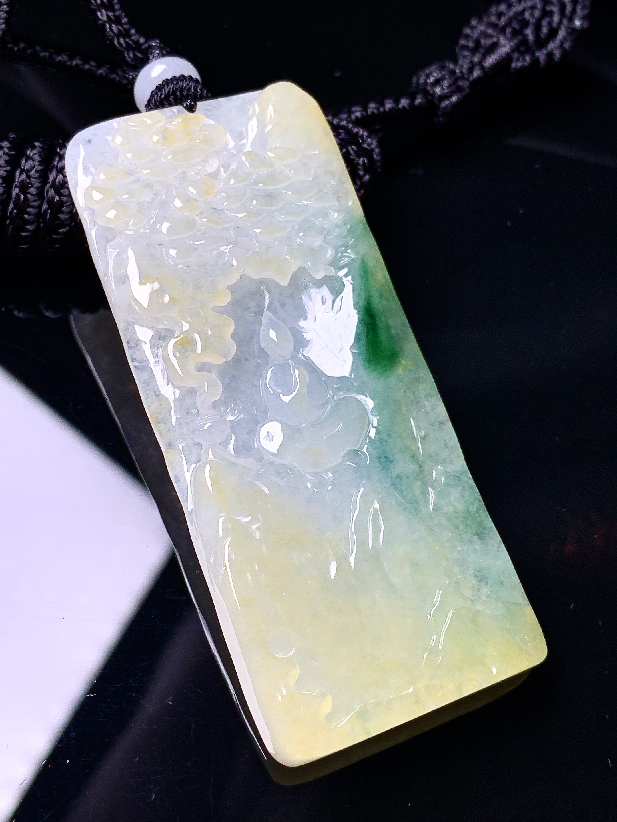 飘黄绿翡山水牌子吊坠 玉质细腻 色泽艳丽清新 水润亮眼 整体尺寸63.2*27.5*5.2w1