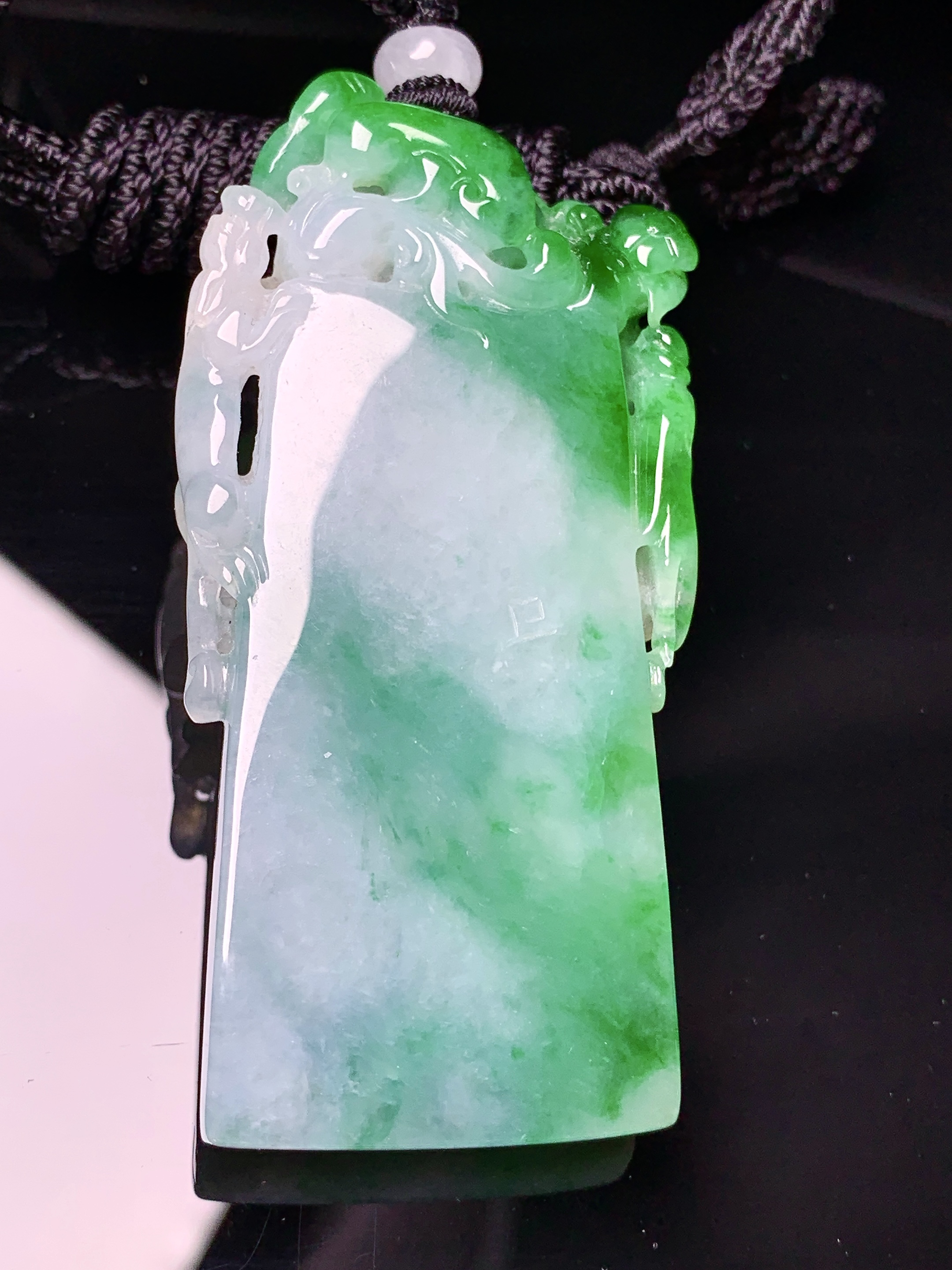 飘绿竹节吊坠 玉质细腻 色泽艳丽清新 水润亮眼 整体尺寸61.8*30.5*7L1