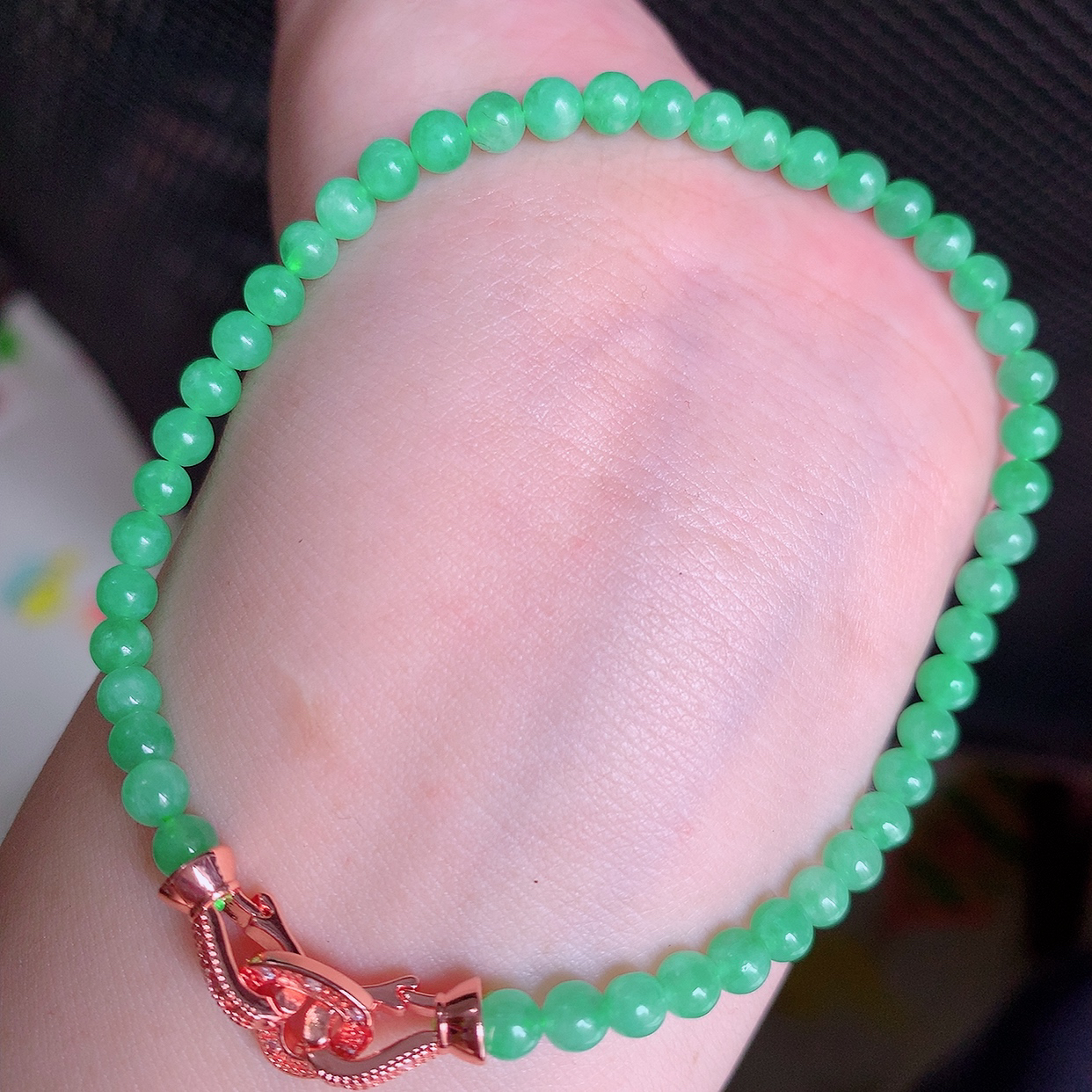 自然光实拍，冰润满绿翡翠手串手链，翠色灵动，佩戴效果时尚出众，尽显气质，玉质细腻，美感十足。#003