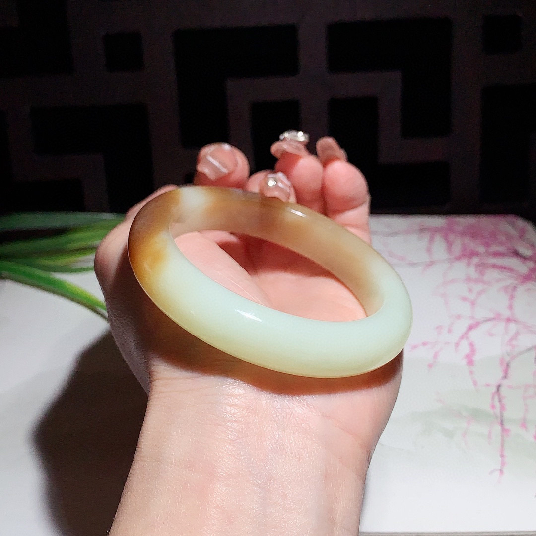 和田玉54.6圈且末糖手镯！玉质细腻油润 底色纯净 脂粉好，品质高。