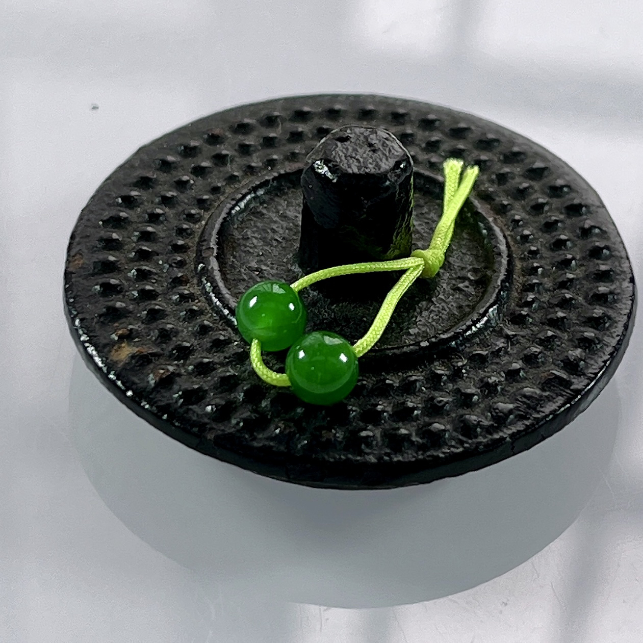 收藏级别，缅甸天然翡翠A货，卡4.6冰种满绿帝王绿圆珠单珠一对，尺寸：4.6mm/2颗，重量：0.34g（含线）