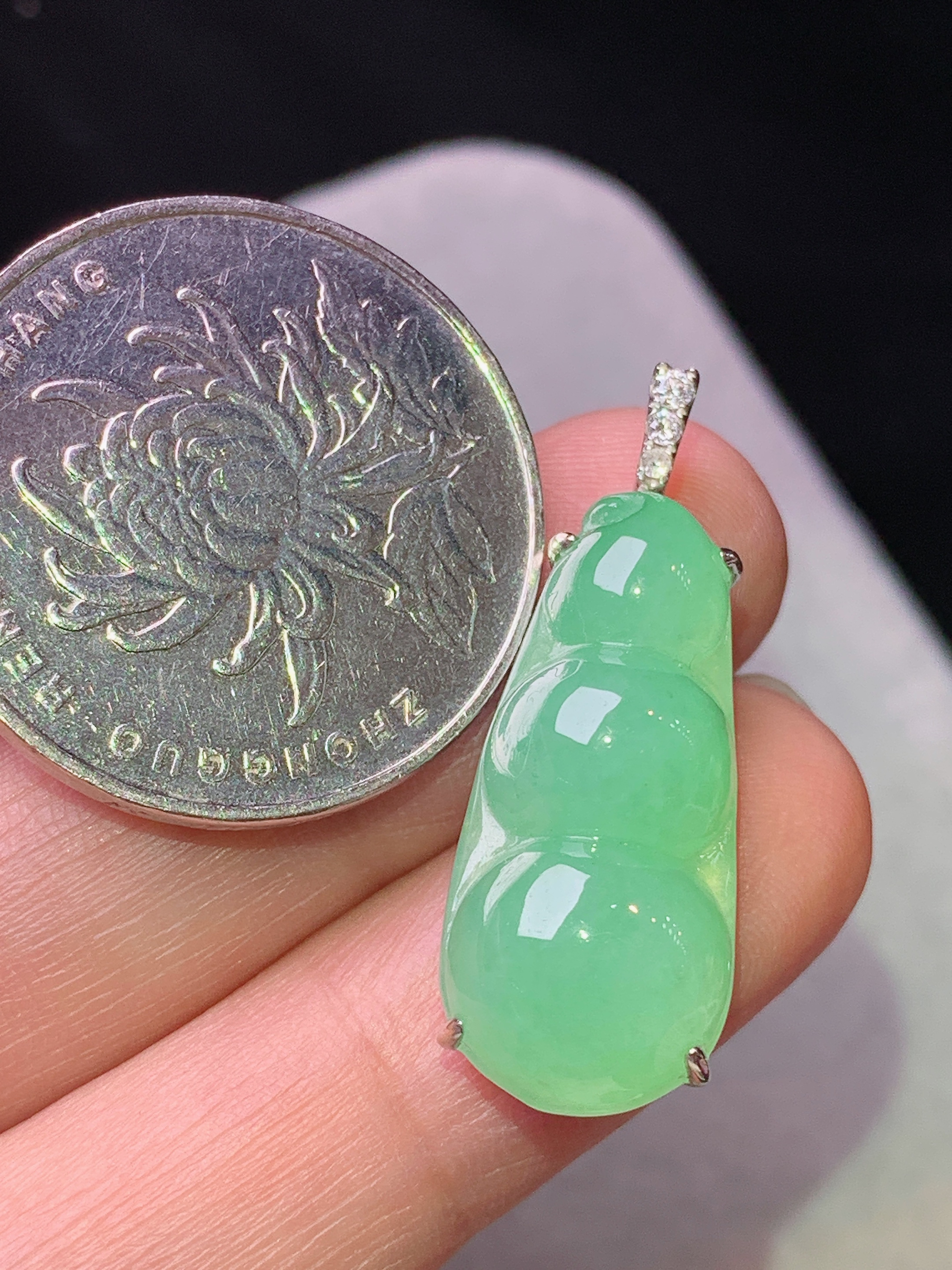 18k金钻镶嵌浅绿四季豆吊坠 玉质细腻 色泽艳丽清新 水润亮眼 整体尺寸29.8*11*7.6b1