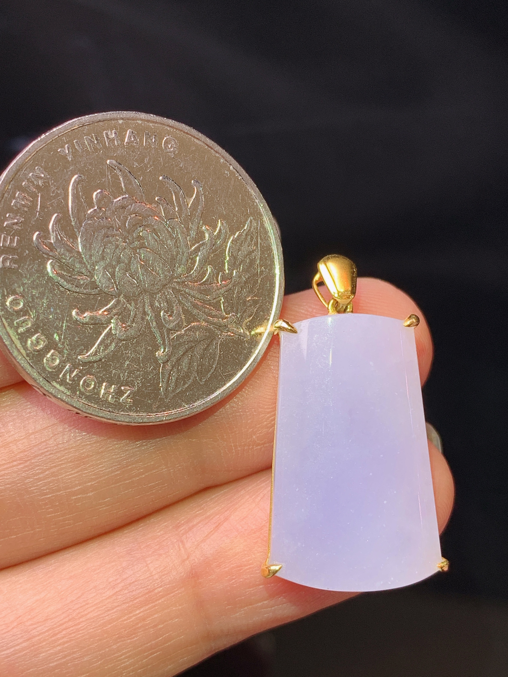 18k金镶嵌淡紫罗兰无事牌吊坠 玉质细腻 色泽艳丽清新 水润亮眼 整体尺寸27*13.3*5.8L4