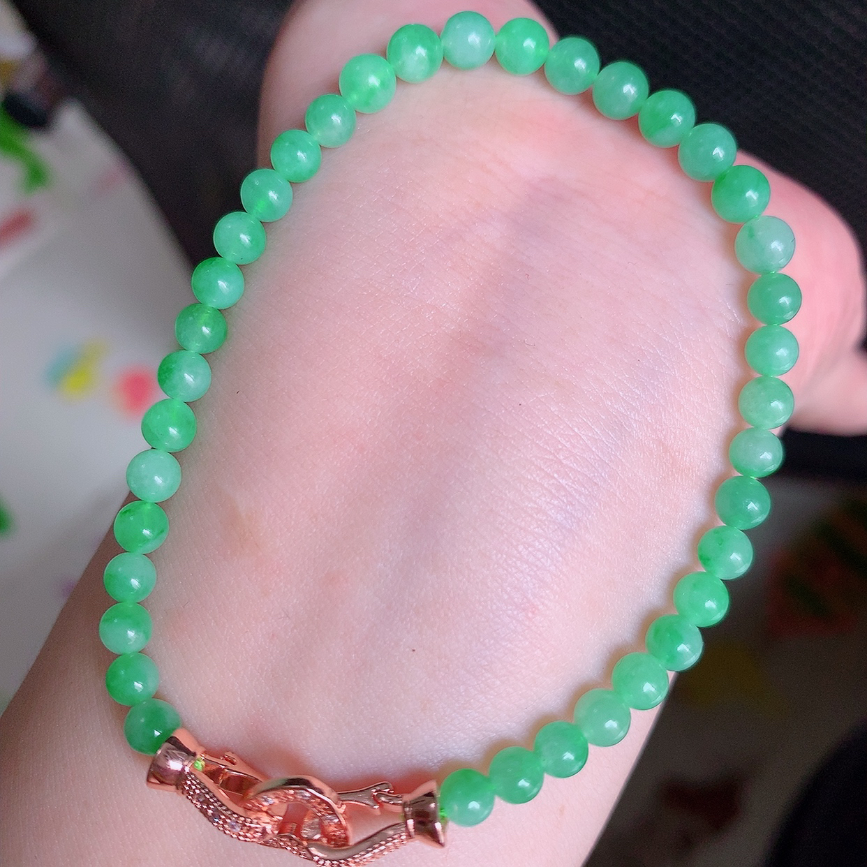 自然光实拍，冰润满绿翡翠手串手链，翠色灵动，佩戴效果时尚出众，尽显气质，玉质细腻，美感十足。#002.1取一尺寸4.8mm