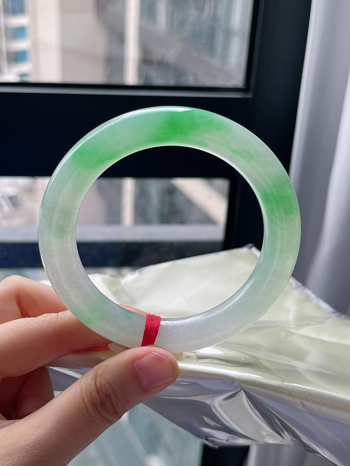 圆镯59圈口，翡翠冰糯种飘绿手镯