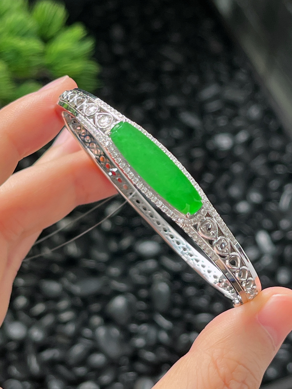 贵妃镯56圈口，翡翠冰糯种满绿手镯