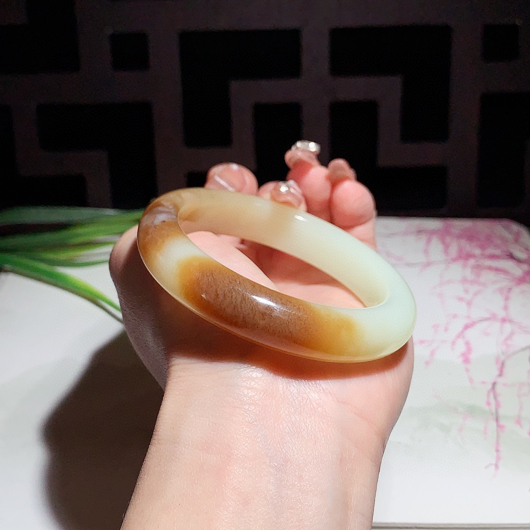 和田玉54.6圈且末糖手镯！玉质细腻油润 底色纯净 脂粉好，品质高。