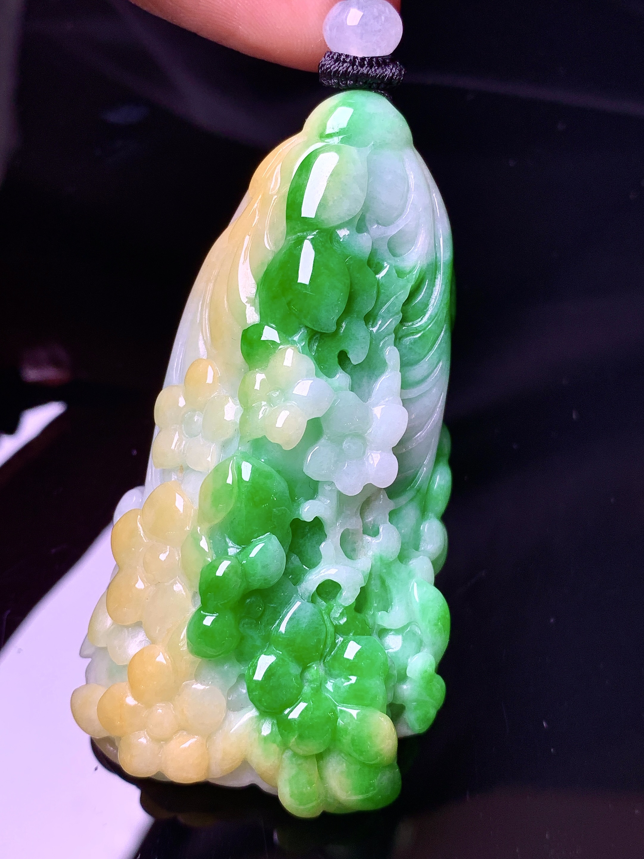 飘黄绿白菜吊坠 玉质细腻 色泽艳丽清新 水润亮眼 整体尺寸61*32.2*18.2w1