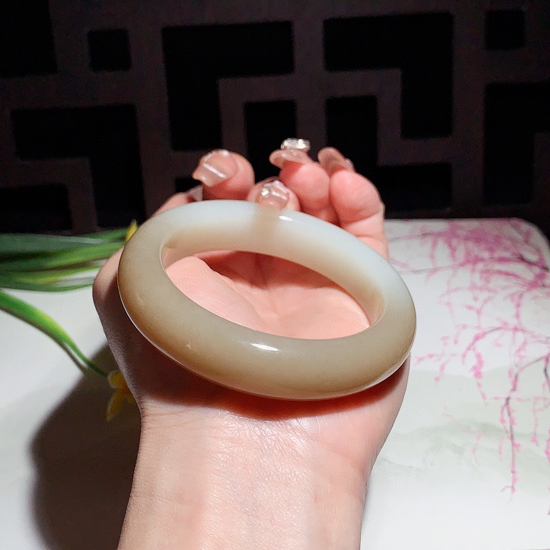 和田玉55.5圈且末糖手镯！玉质细腻油润 底色纯净 无裂无杂 脂粉好，品质高。