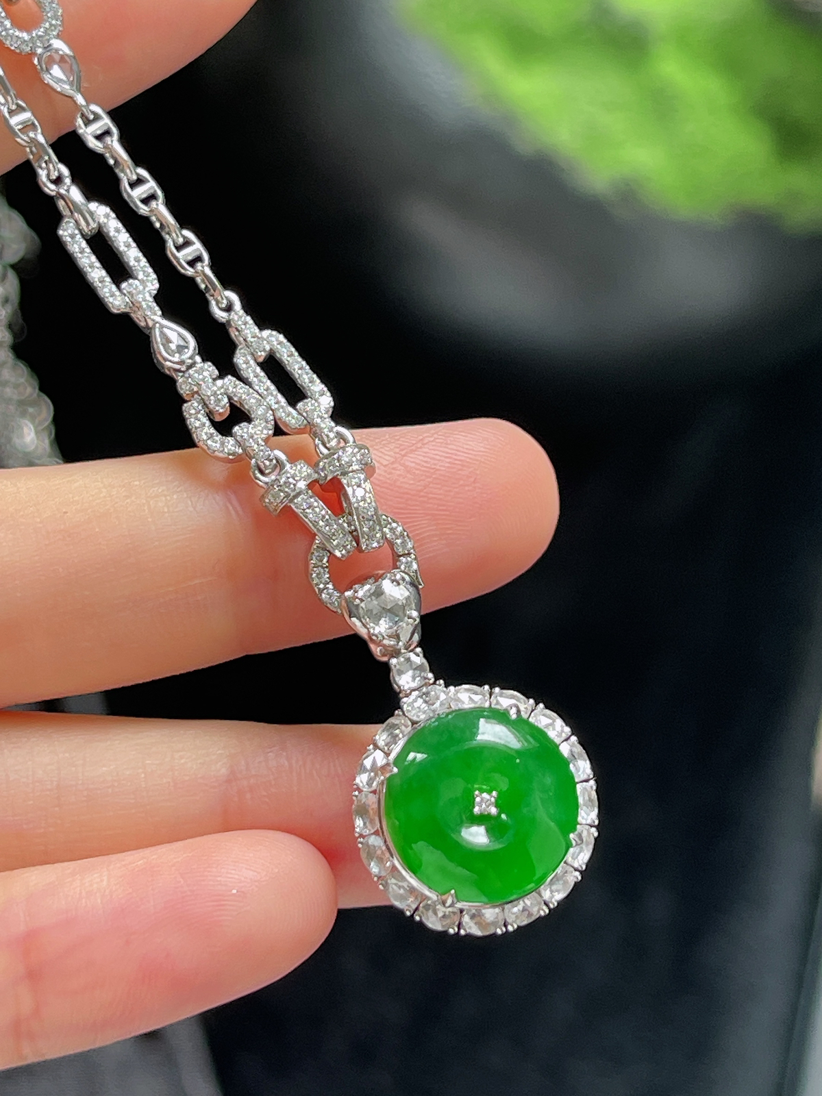 翡翠冰阳绿项链，印记：Au750,伴钻石