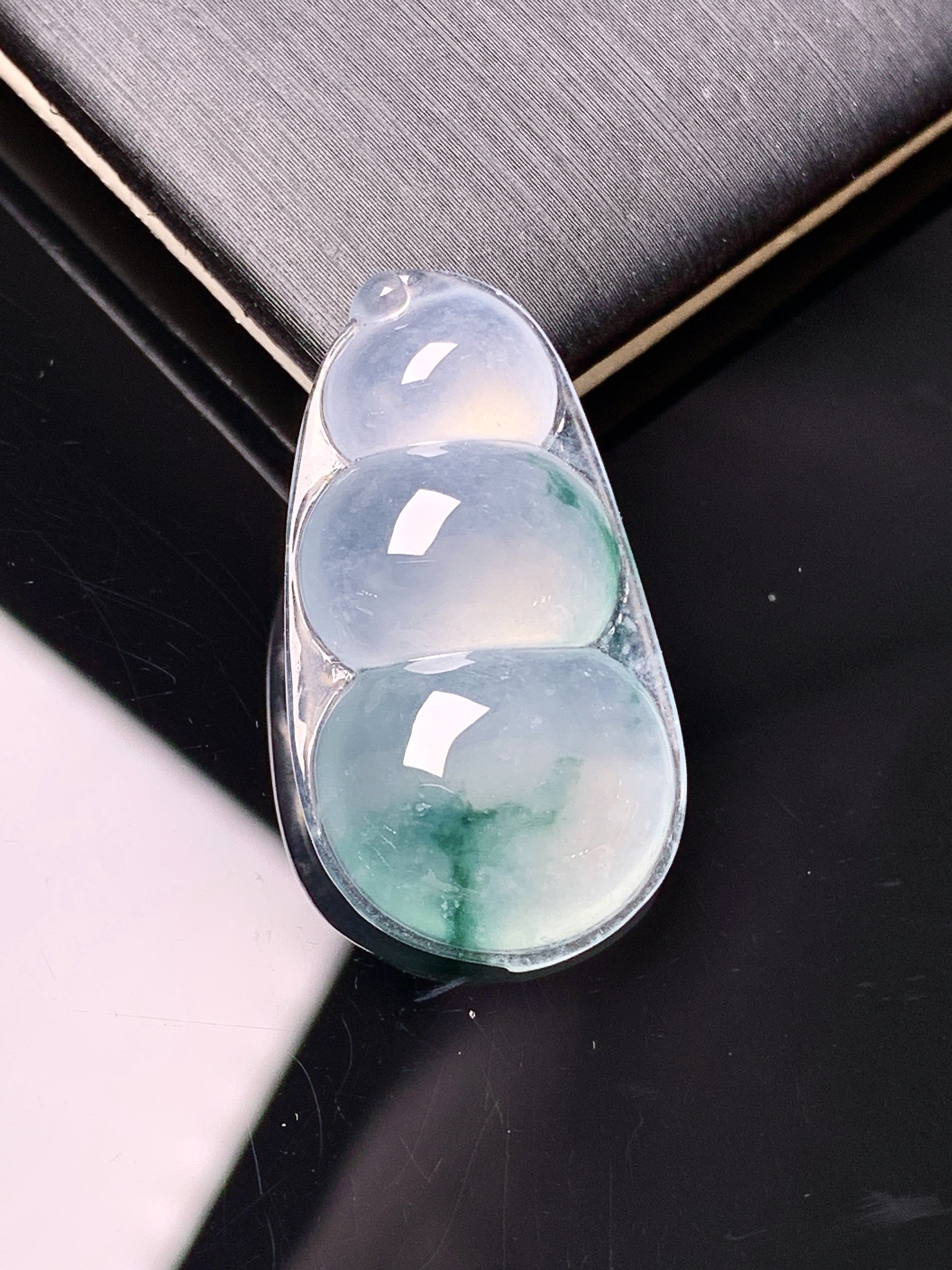 冰种飘花四季豆吊坠 玉质细腻 色泽艳丽清新 水润亮眼 整体尺寸29.5*16*6yz