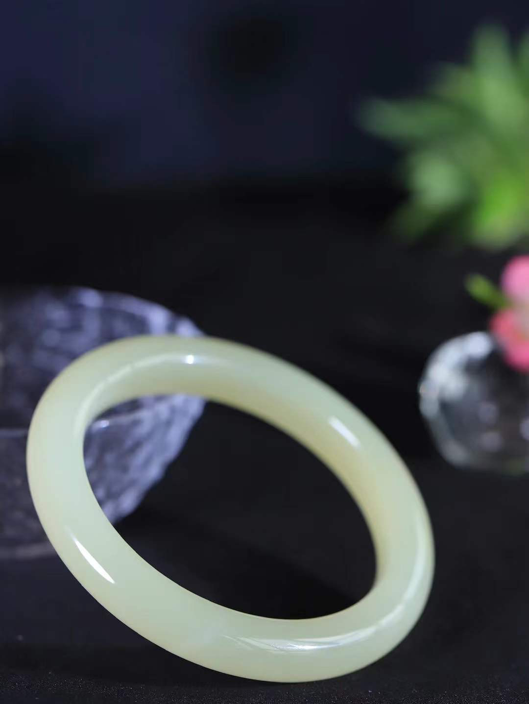 【晴水相伴.镯】

精品和田玉晴水手镯，以其淡雅的晴水色调，成为腕间的一抹亮色。玉质细腻，触感温润，佩戴它，感受玉石的温度与自然的灵性，让每一天都充满诗意与美好。重64.8克  尺寸61.5-12-10mm  11401533T