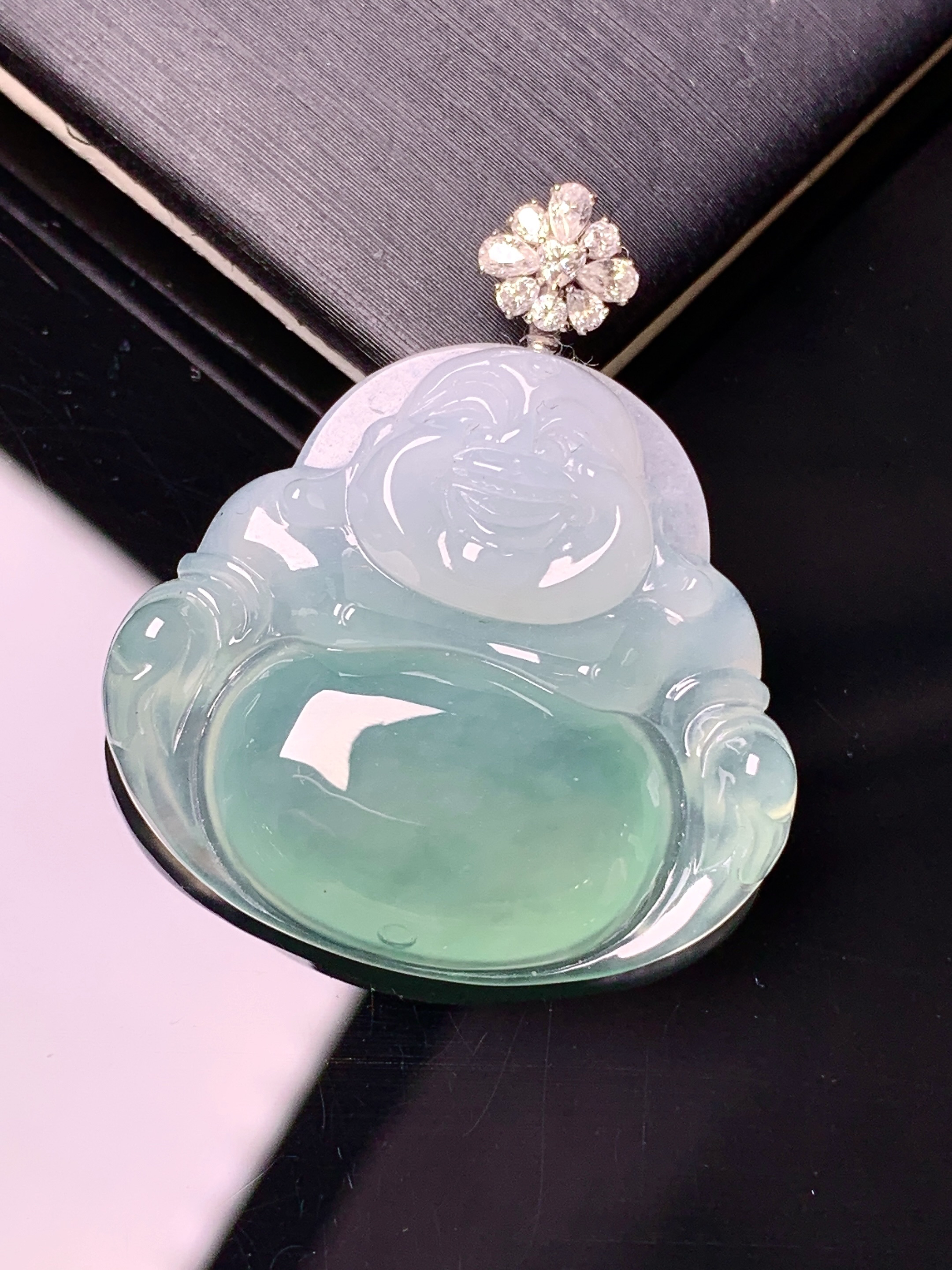 18k金钻镶嵌飘绿佛公吊坠 玉质细腻 色泽艳丽清新 水润亮眼 整体尺寸34.2*29.5*5.3h3