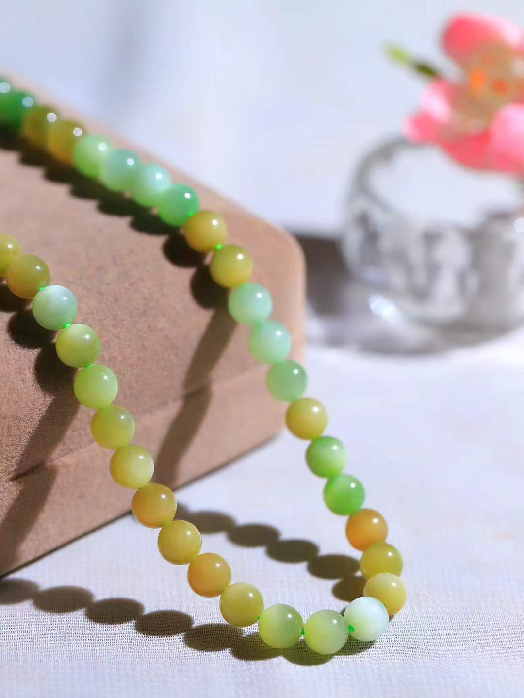 【珠圆玉润.挂链】

精品和田玉珠圆玉润黑羊洞碧玉猫眼唐三彩挂链 玉质温润细腻 油性十足 佩戴舒适。珠珠落玉盘，间关莺语花底滑，一生美好时光，无论身在何处，都有它相伴相守。事事顺遂，幸福美满，吉祥如意。重35.6克 尺寸取一5.9mm 4540833A