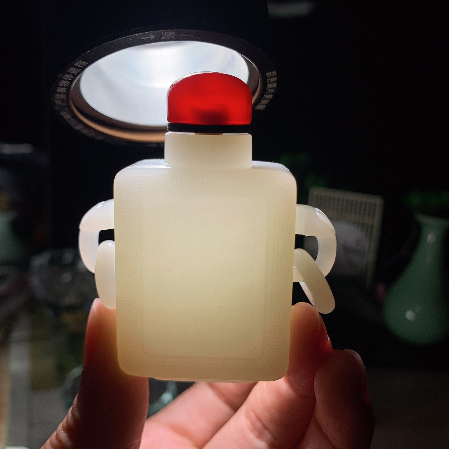 新疆和田玉白玉富贵山居平安瓶挂件。尺寸63/54/17重74.5克。玉质细腻油润。手推出油。品相大气。lt260415