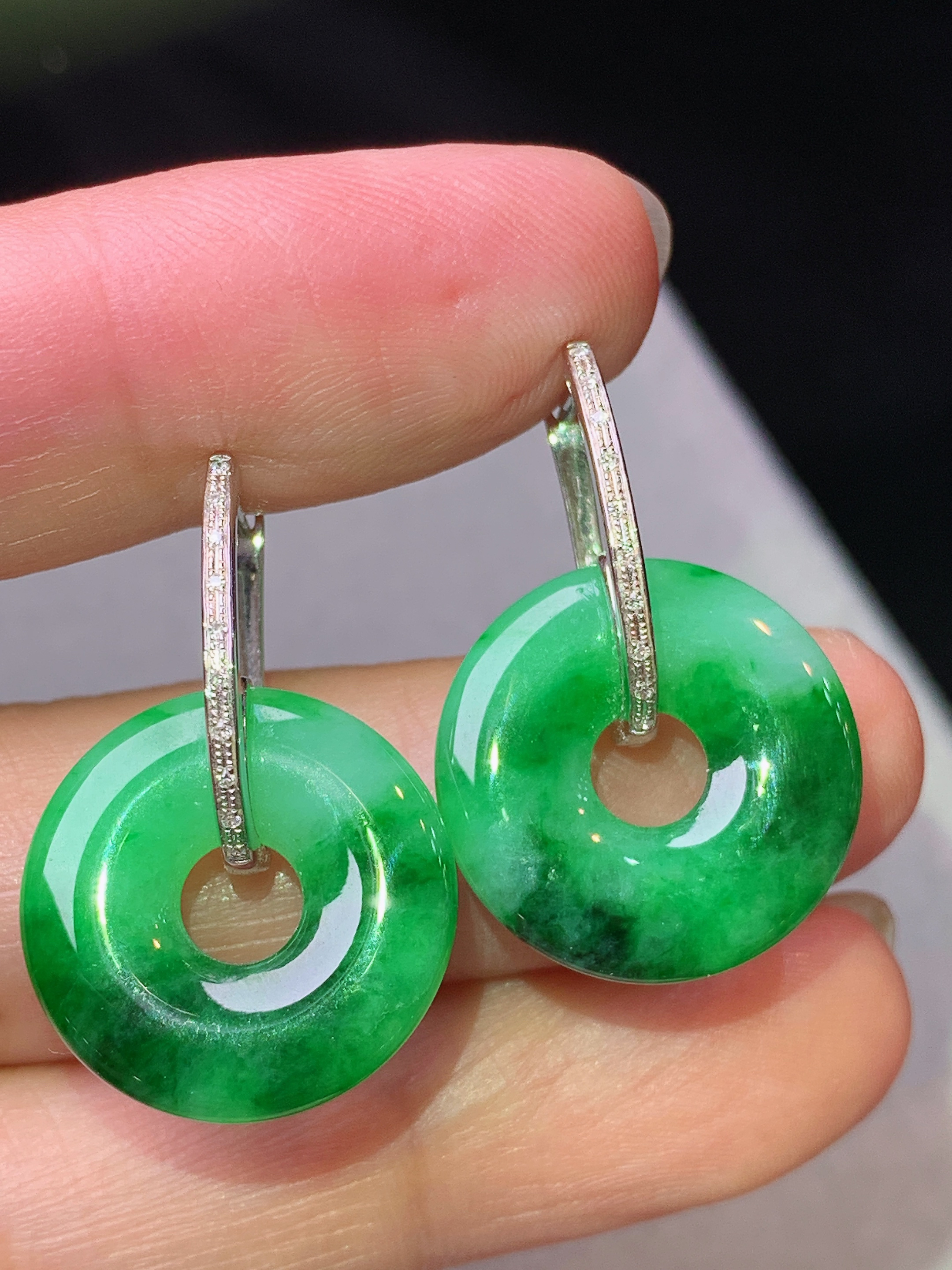 18k金钻镶嵌翠绿平安环耳坠 玉质细腻 色泽艳丽清新 水润亮眼 整体尺寸26.5*17.5*3b1