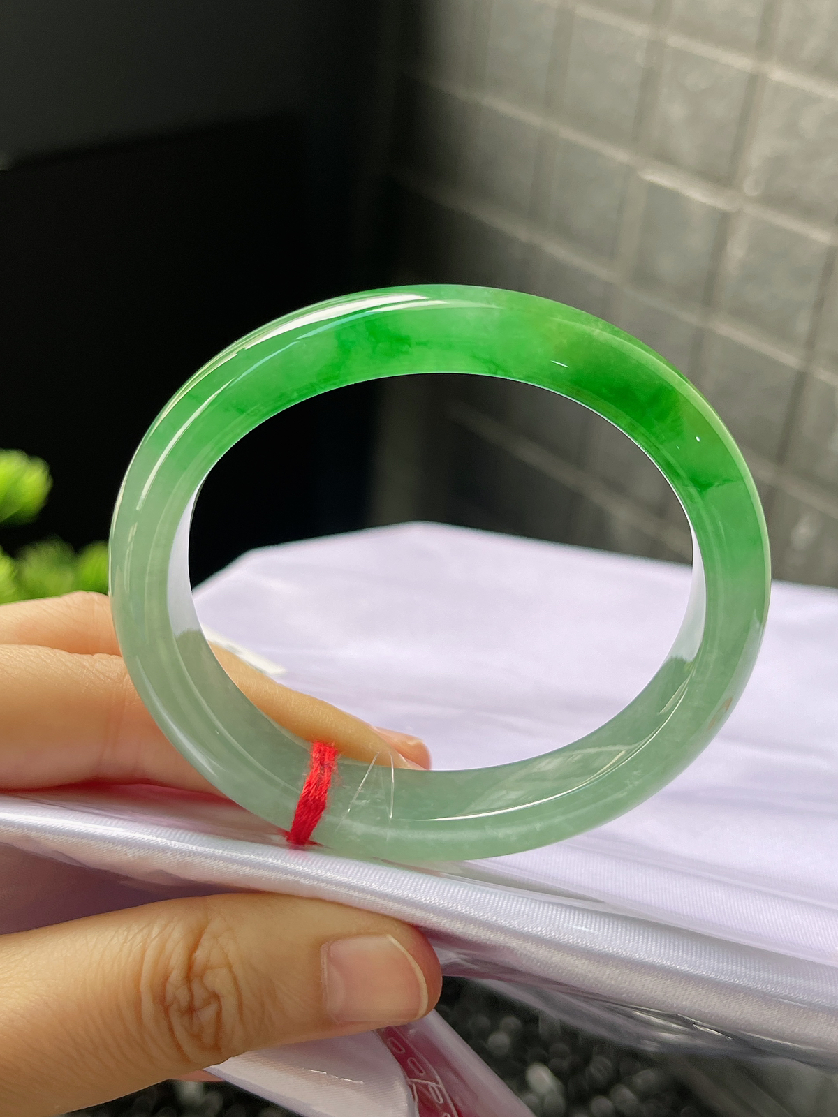 贵妃镯54.8圈口，翡翠冰糯种飘绿手镯