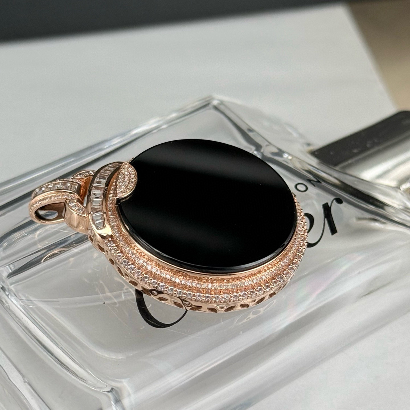 精品18k墨翠圆牌 种好色正 黑度极好 打灯通透 油性十足  尺寸44.3