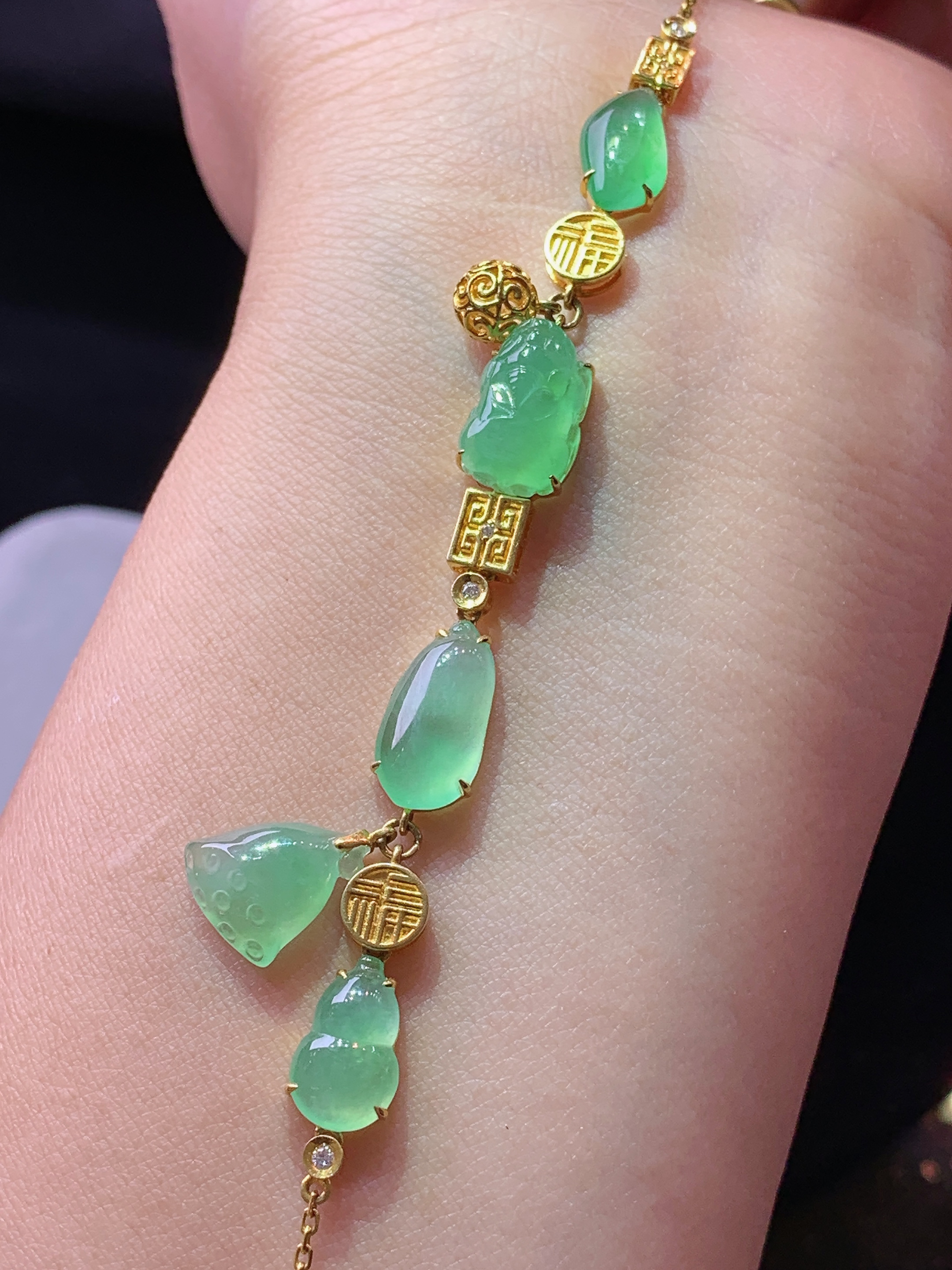 18k金钻镶嵌晴绿多宝手链 玉质细腻 色泽艳丽清新 水润亮眼 整体尺寸160*7.7*5.5b5