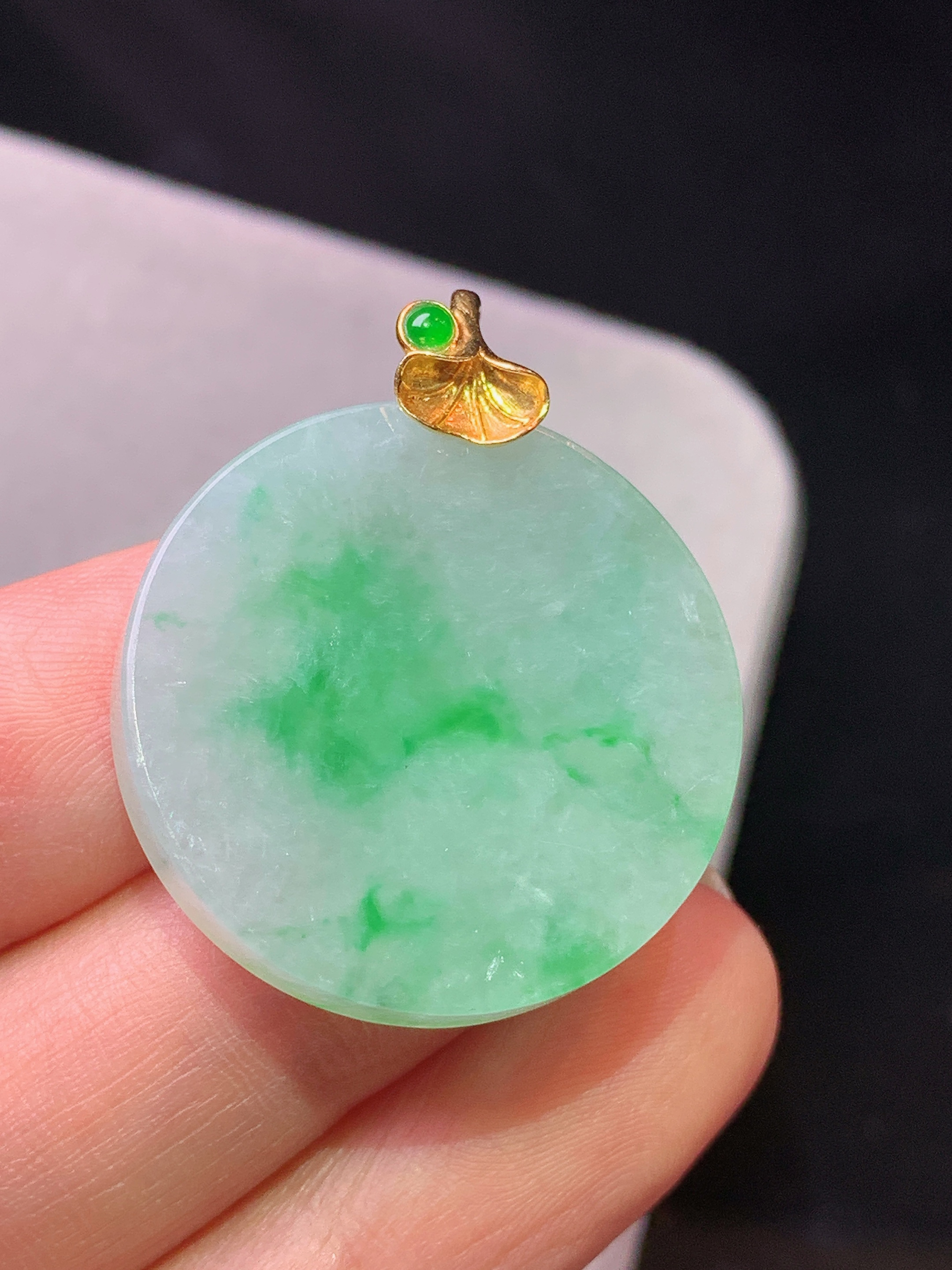 18k金镶嵌飘阳绿圆牌吊坠 玉质细腻 色泽艳丽清新 水润亮眼 整体尺寸32*26.6*4.3b1