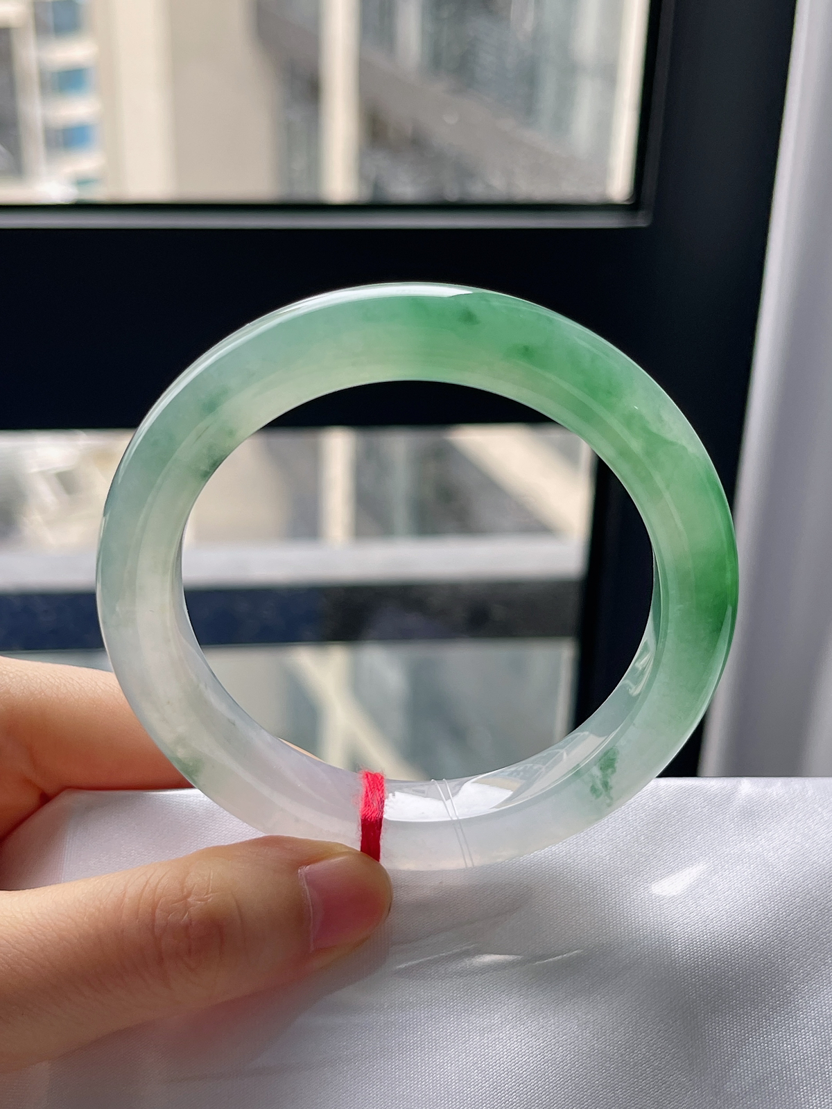 正圈55.6圈口，翡翠冰糯种飘绿手镯