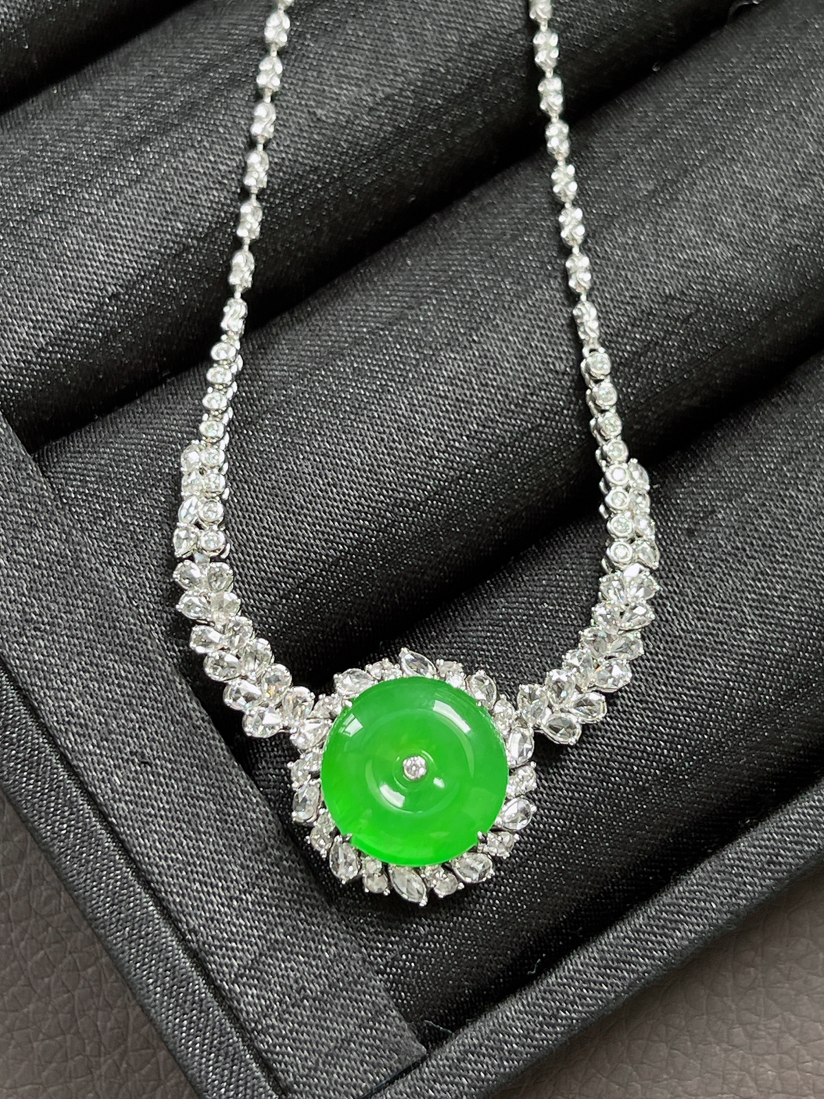 翡翠冰阳绿项链，印记：Au750,伴钻石