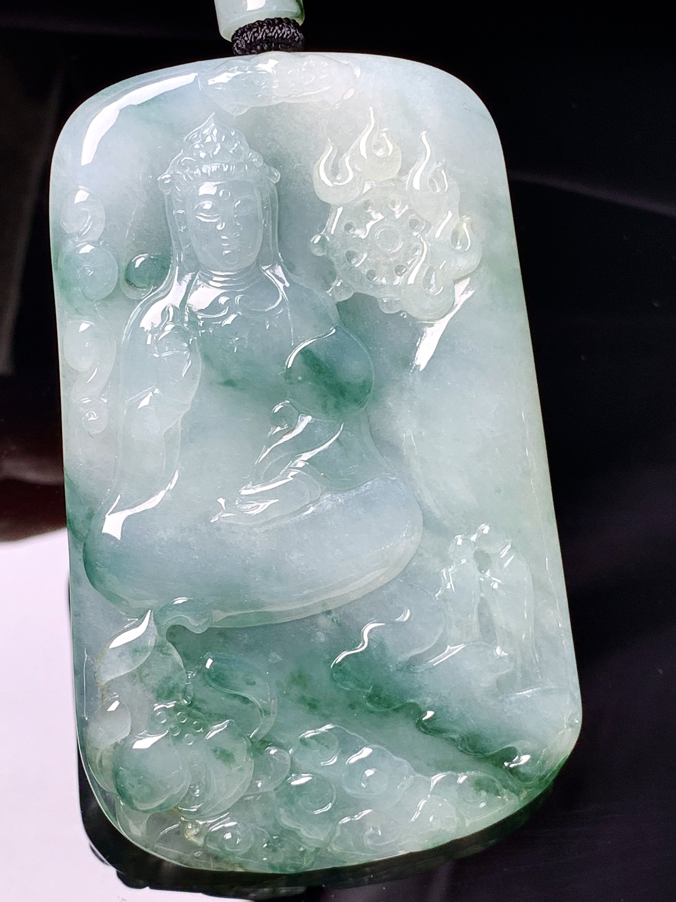 飘绿观音菩萨吊坠 玉质细腻 色泽艳丽清新 水润亮眼 整体尺寸68.3*43*5.5L1