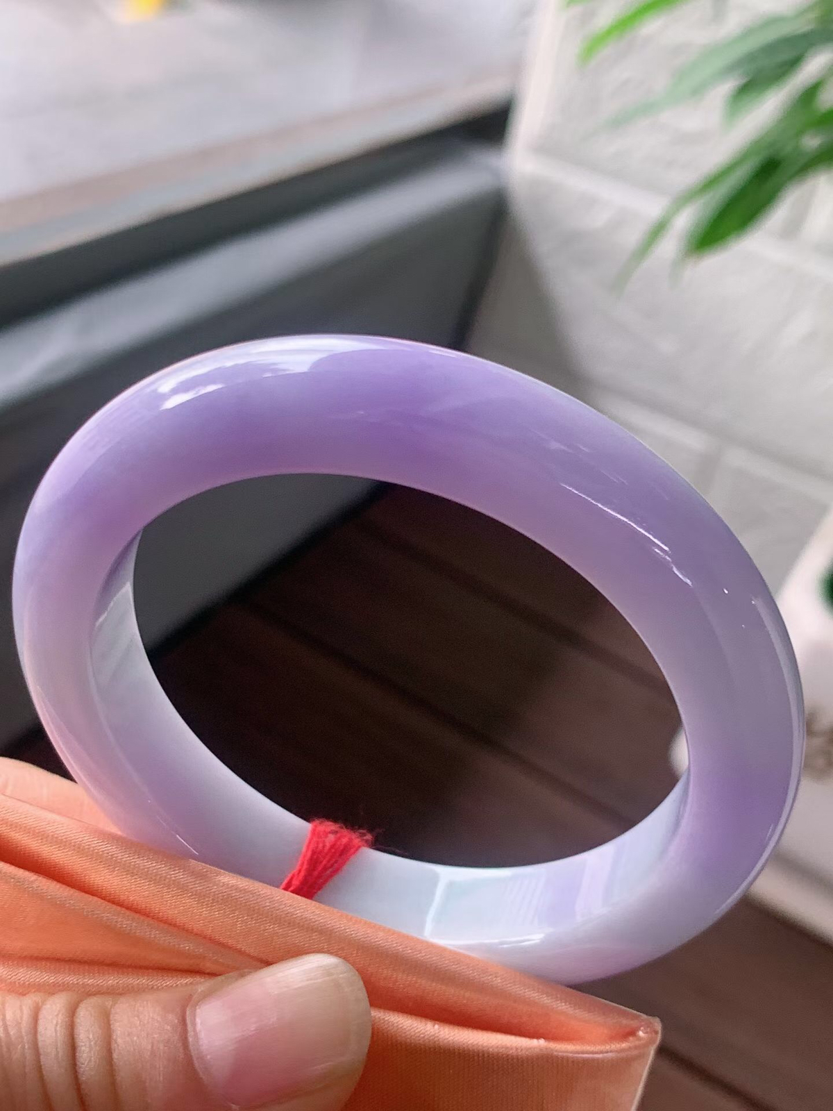 【翡翠名称】老种紫罗兰55正圈口手镯
【翡翠尺寸】55/11.7/9.2mm适合54-56正圈口佩戴
【翡翠描述】宝贝种老水足，玉质细腻，色泽靓丽，性价比高，佩戴效果好！
【其它赠送】权威证书/精美挂绳盒子/支持全国复检